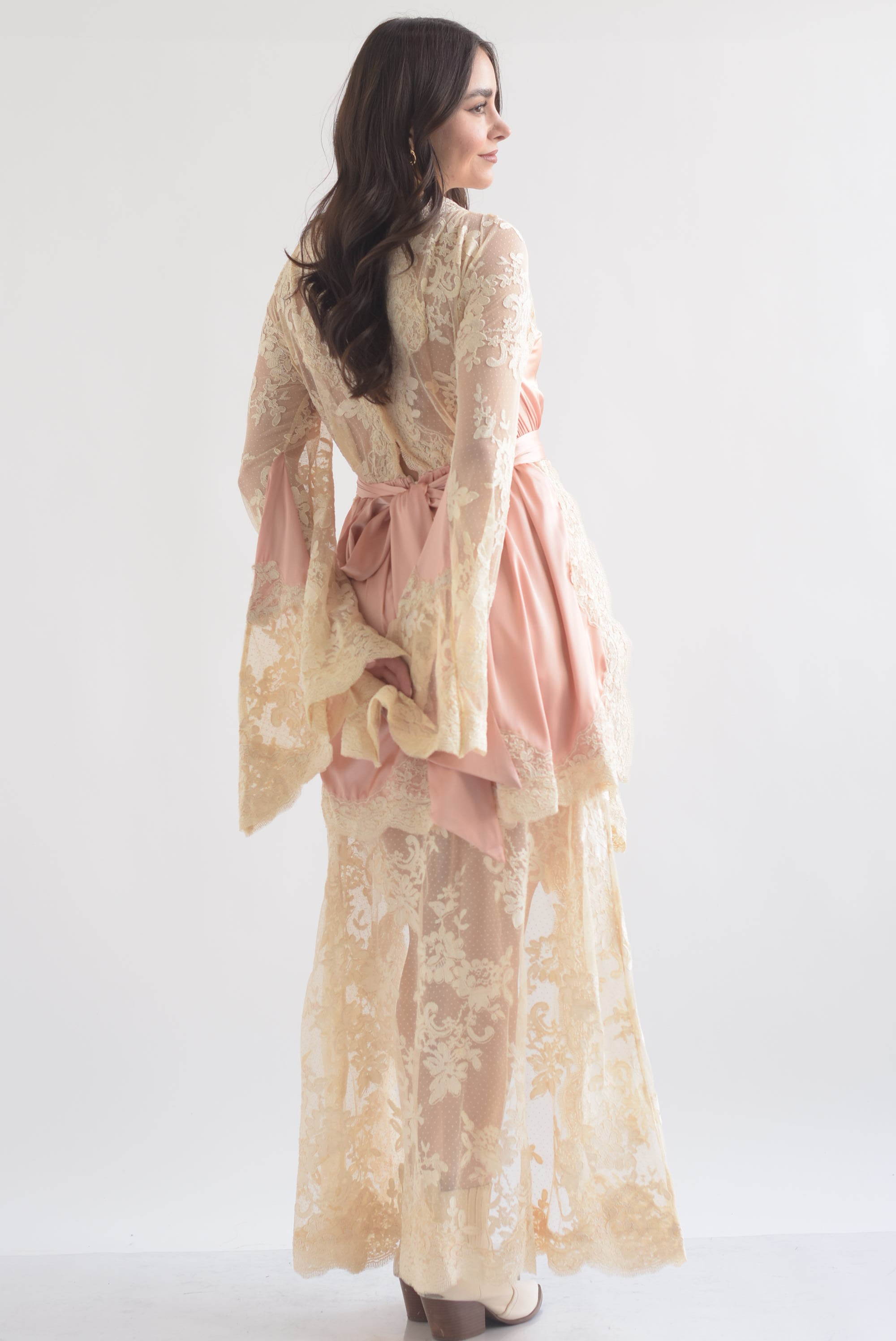 Vestido satín cauda encaje