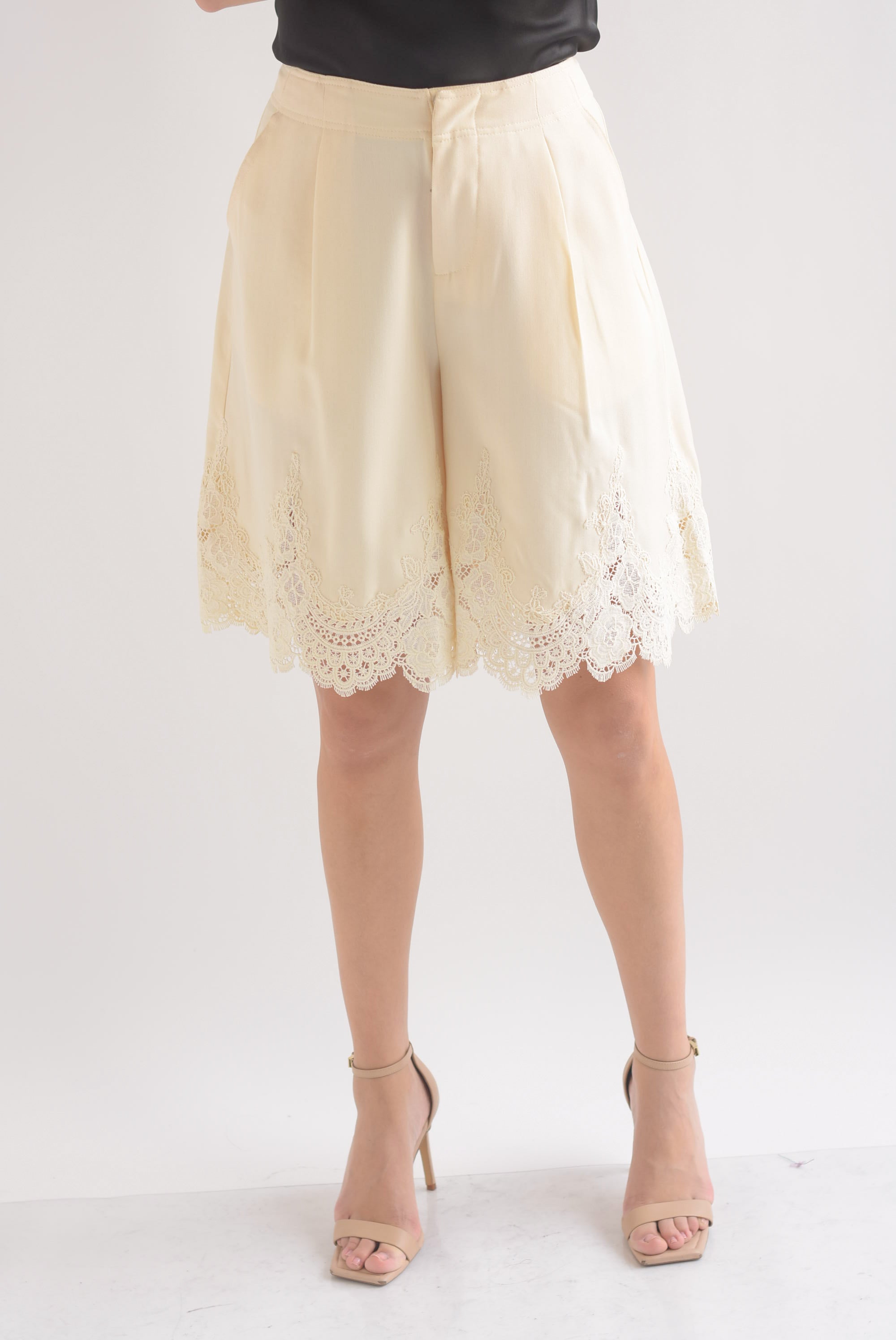 Bermuda pinzas encaje