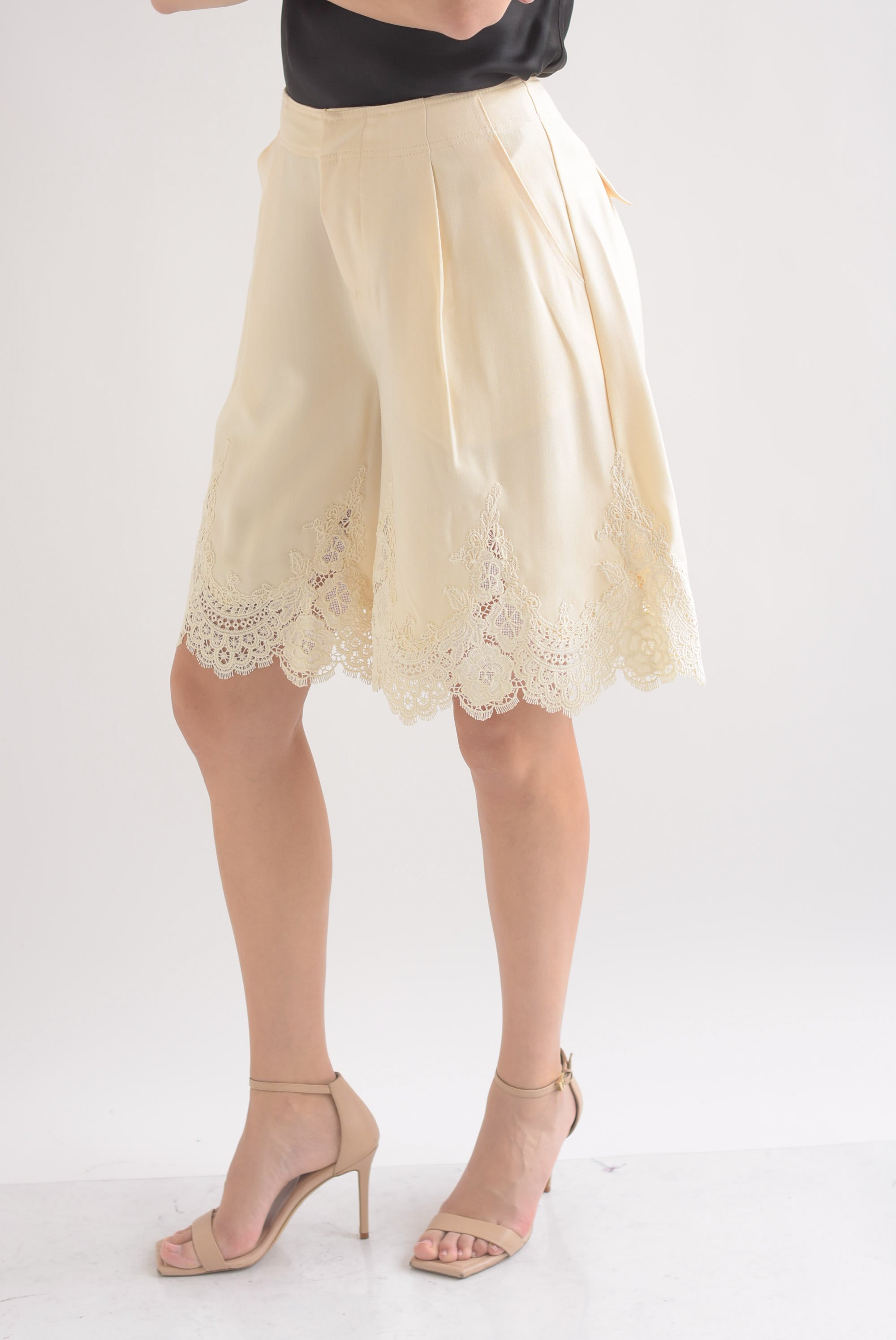 Bermuda pinzas encaje