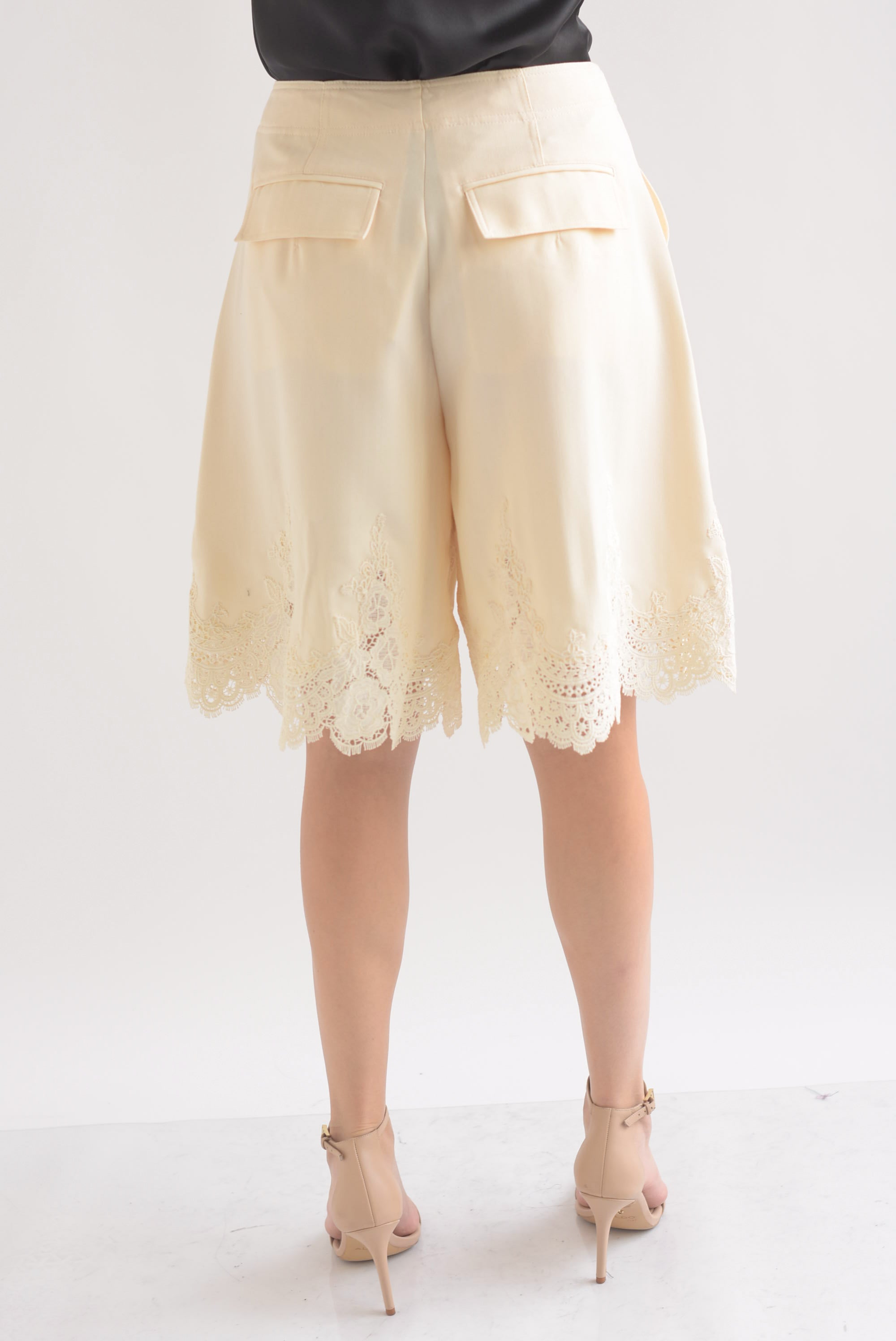 Bermuda pinzas encaje