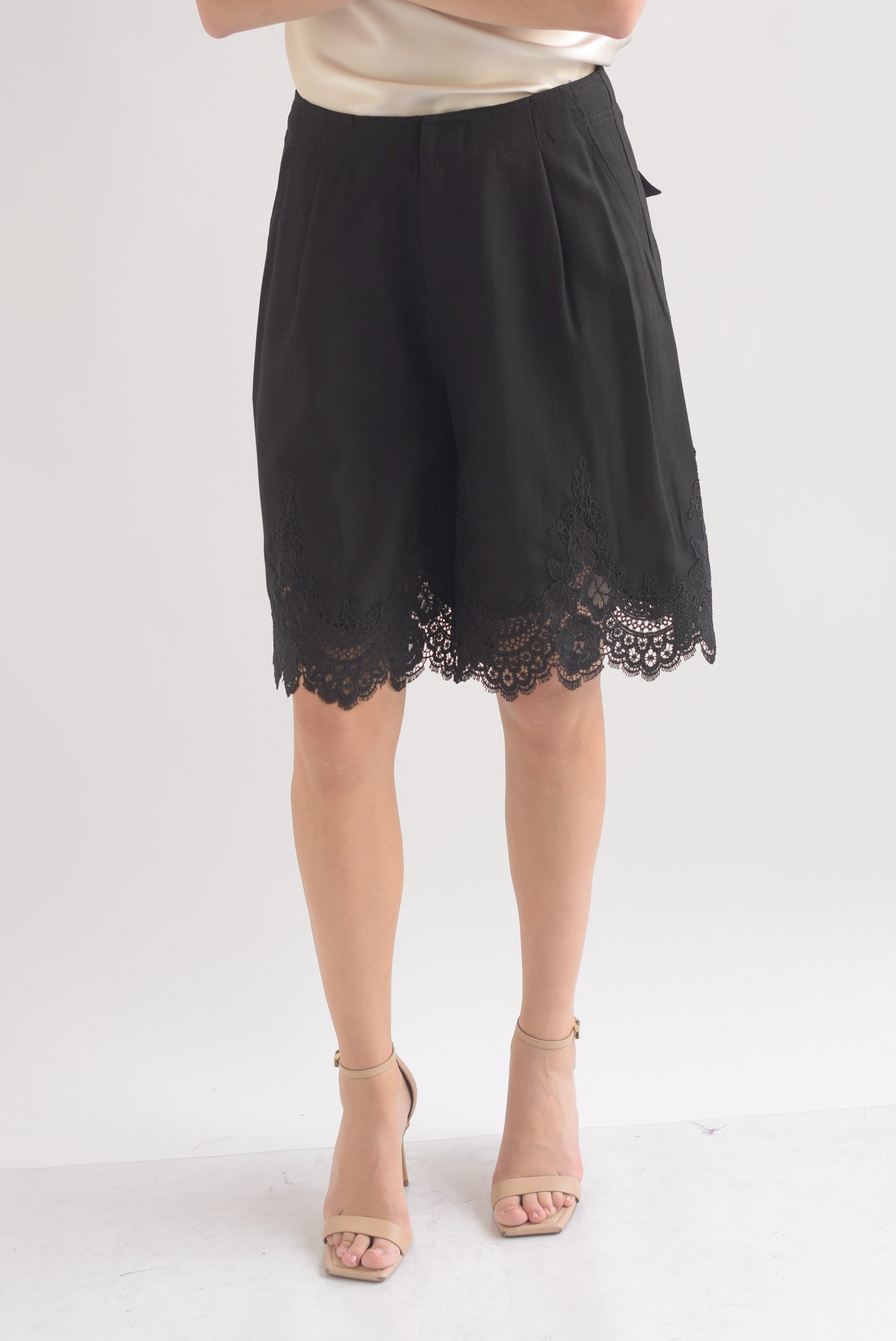 Bermuda pinzas encaje