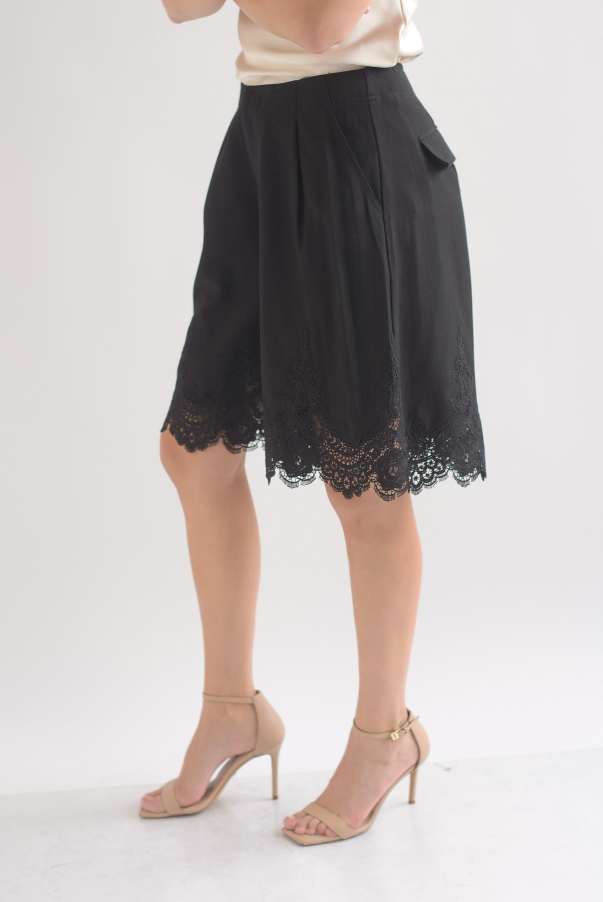 Bermuda pinzas encaje