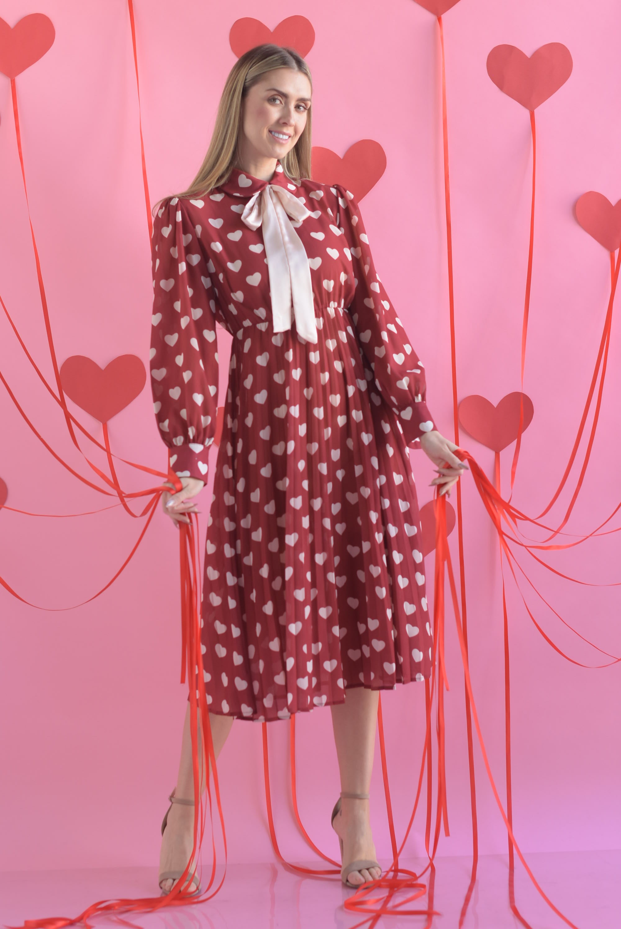 Vestido plisado con estampado en corazones