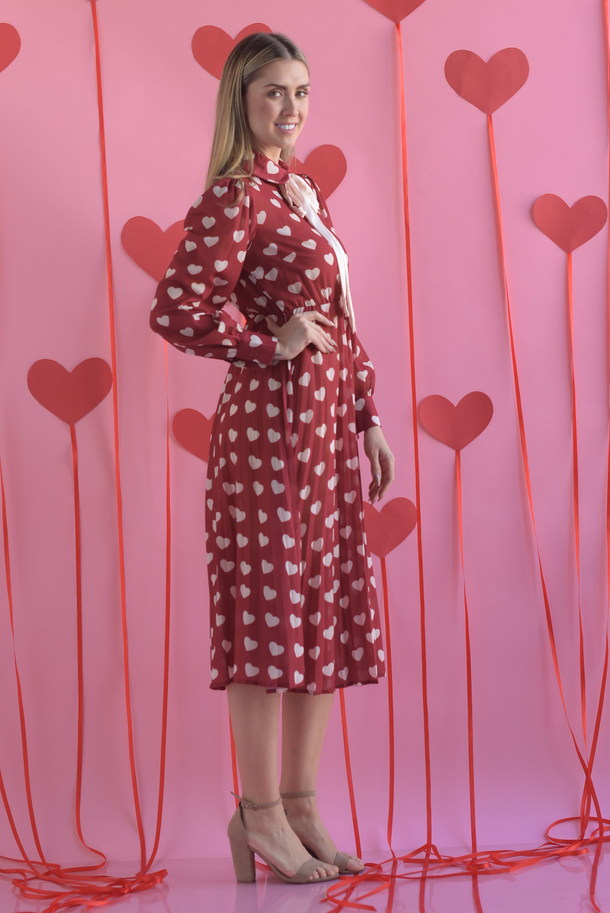 Vestido plisado con estampado en corazones