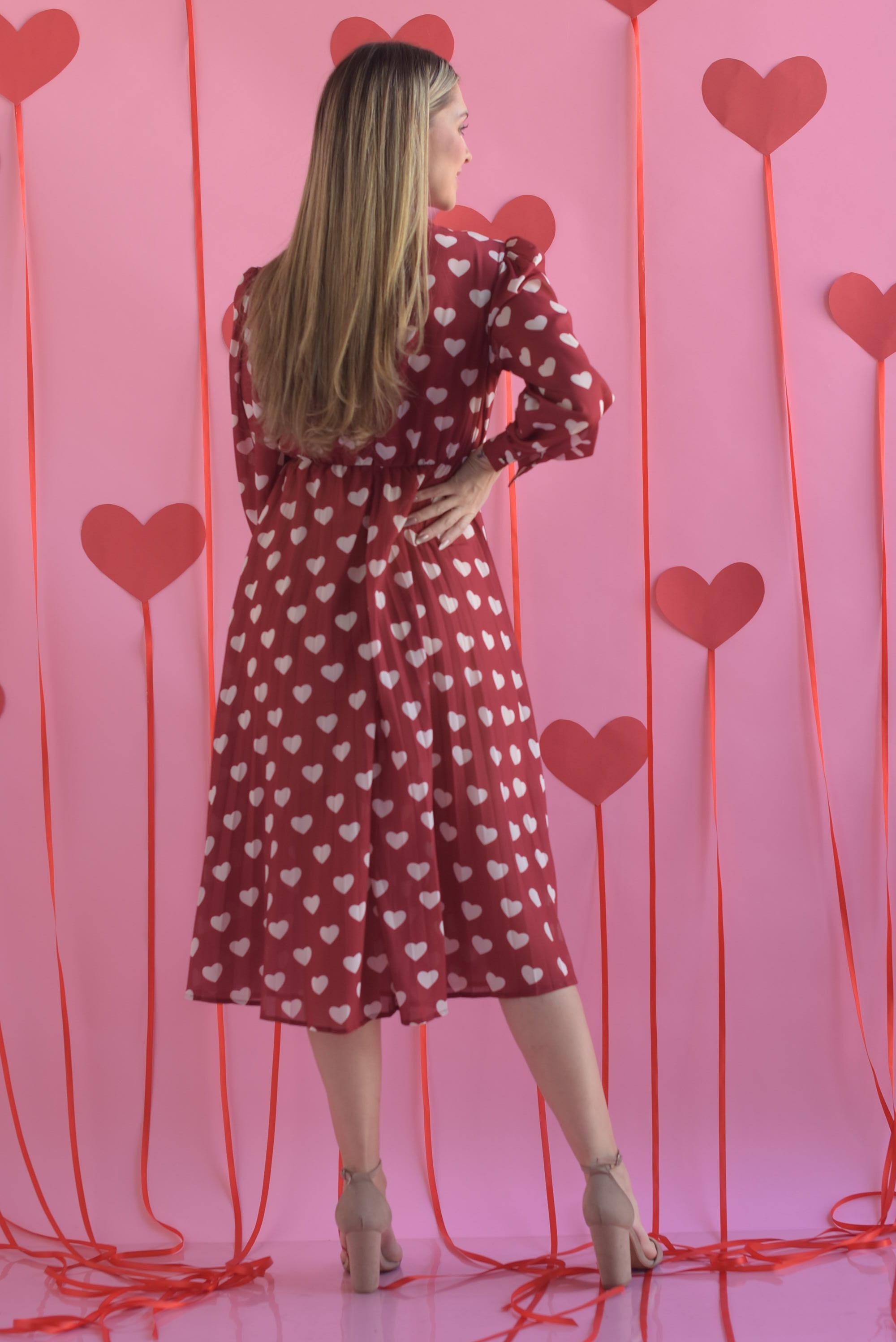 Vestido plisado con estampado en corazones
