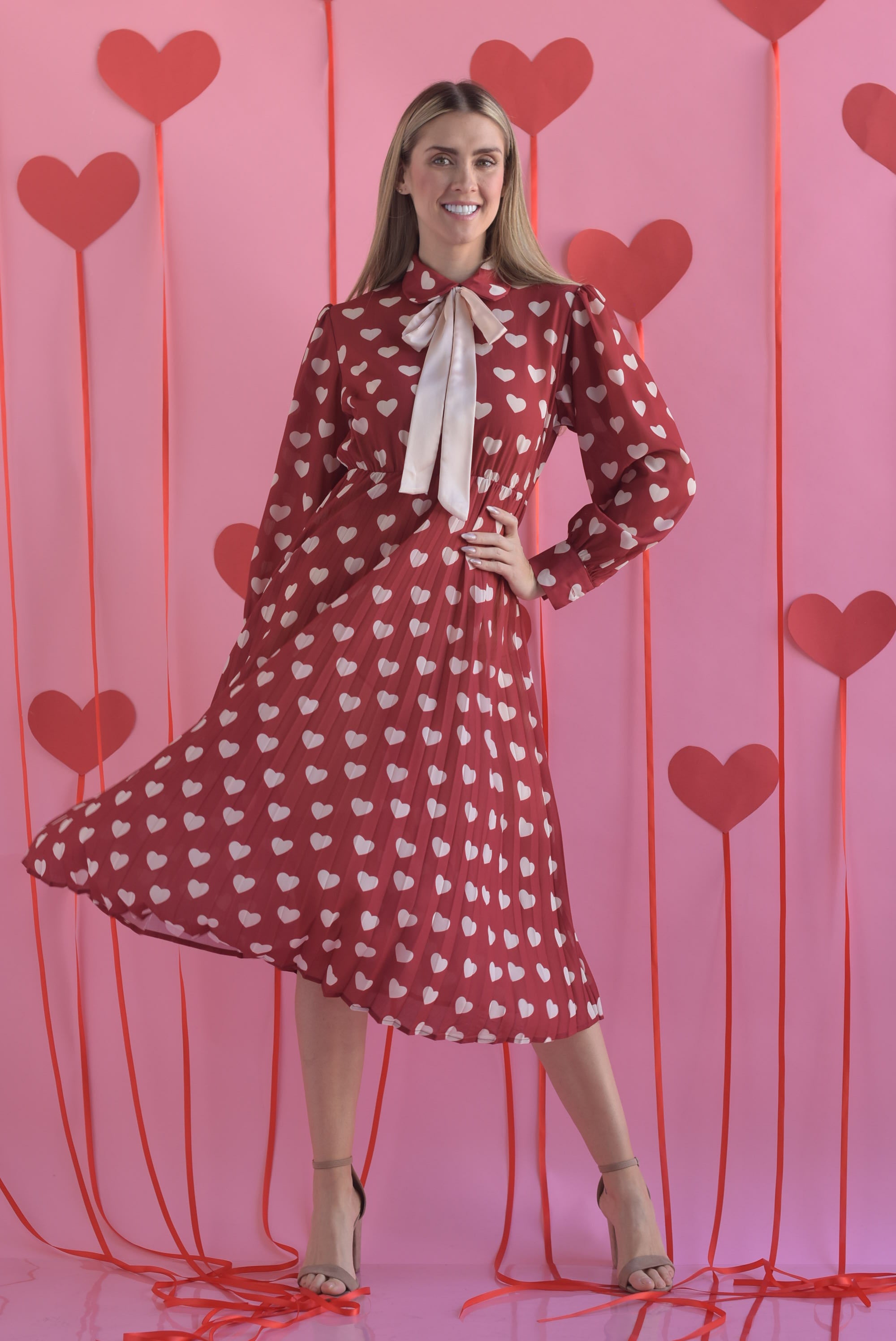 Vestido plisado con estampado en corazones