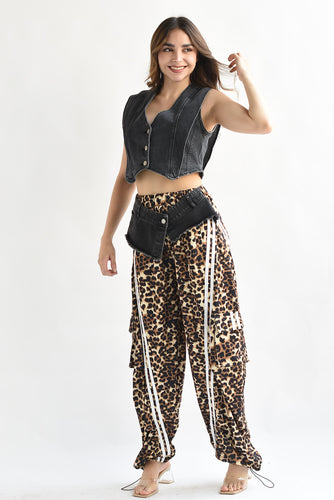 Pantalón cargo track Leopardo pretina Denim negra