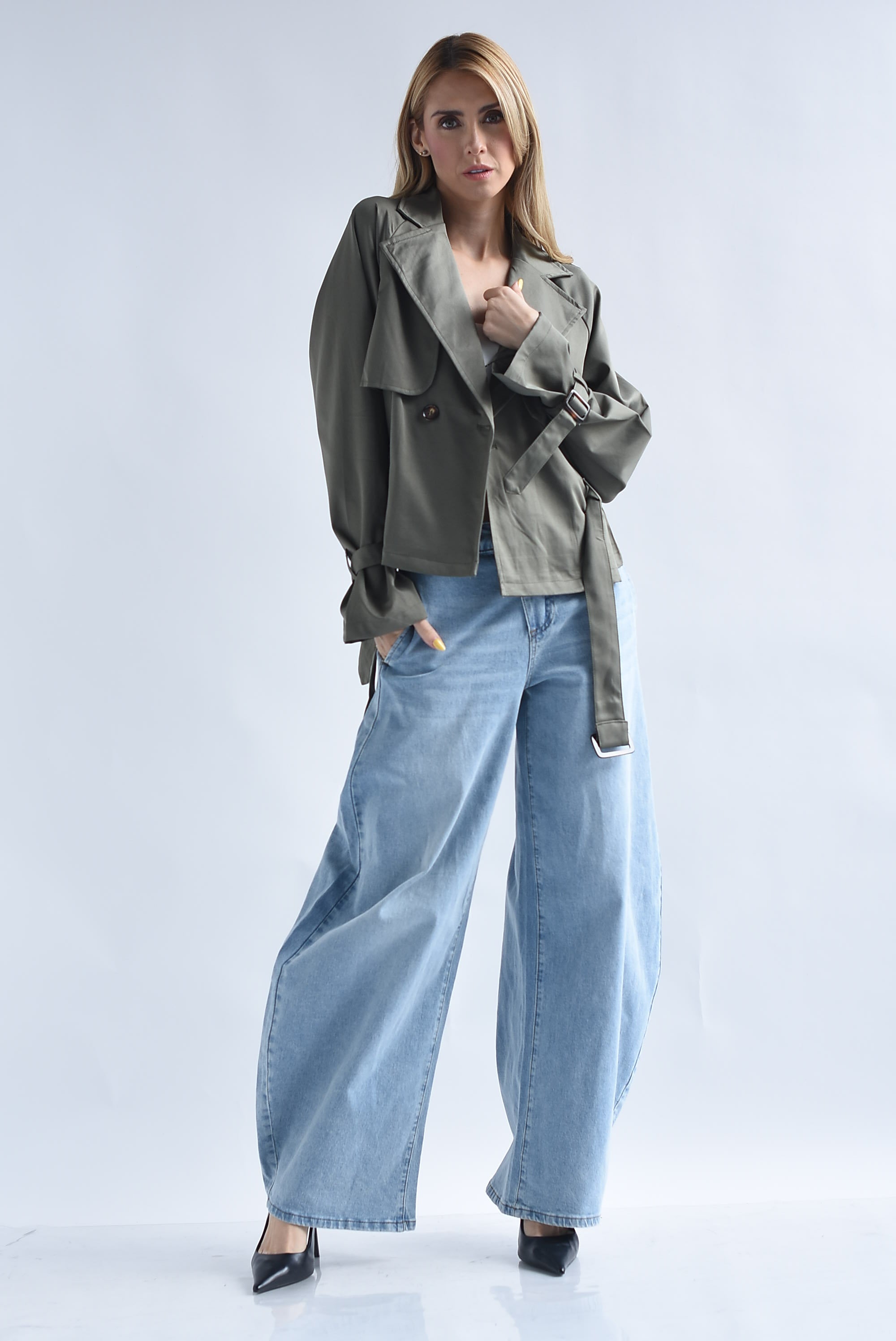 Gabardina corta botones cruzados cinturones