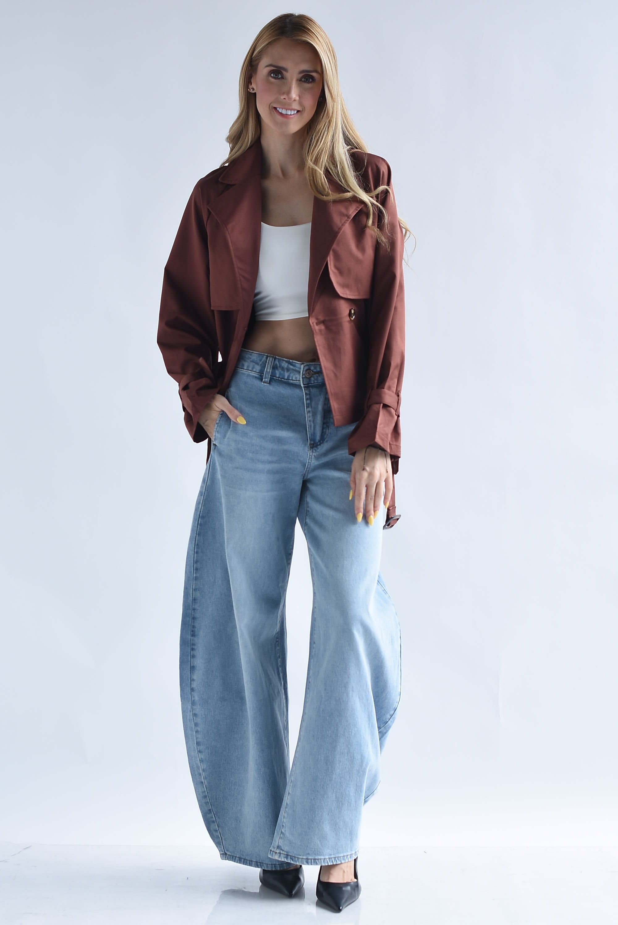 Gabardina corta botones cruzados cinturones