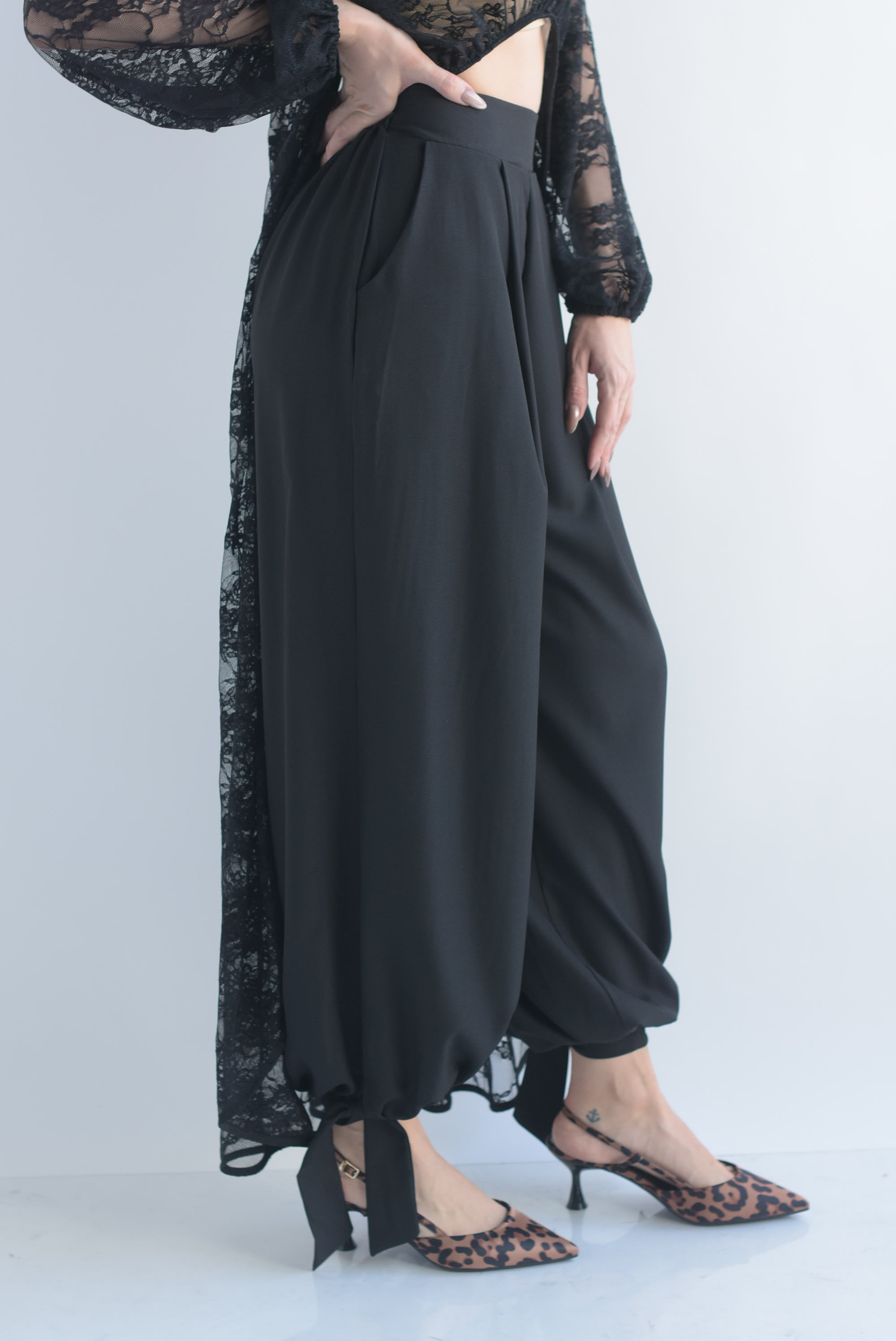 Pantalón globo tobillos anchos cinta