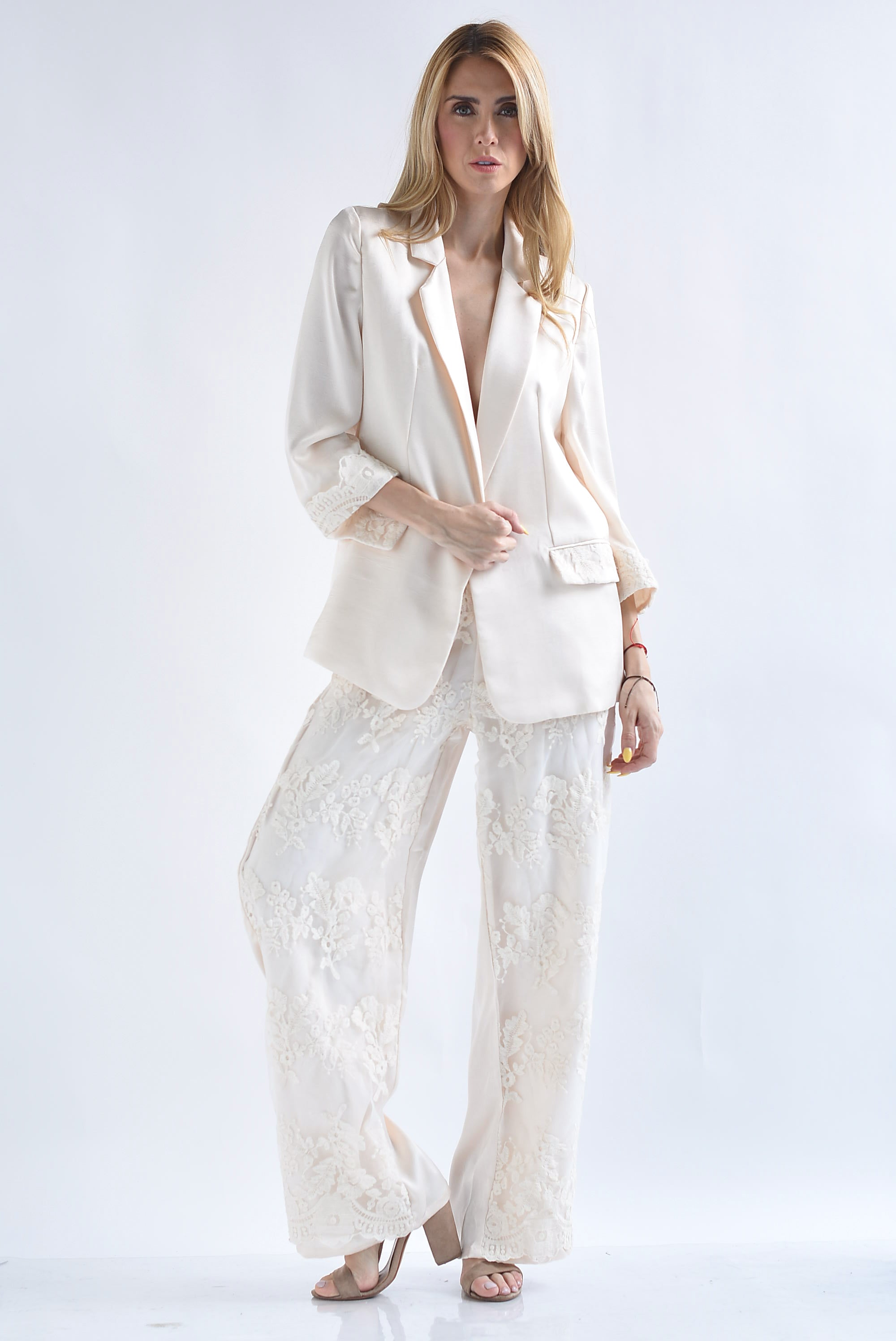 Set Pantalón y Blazer satín flores bordadas
