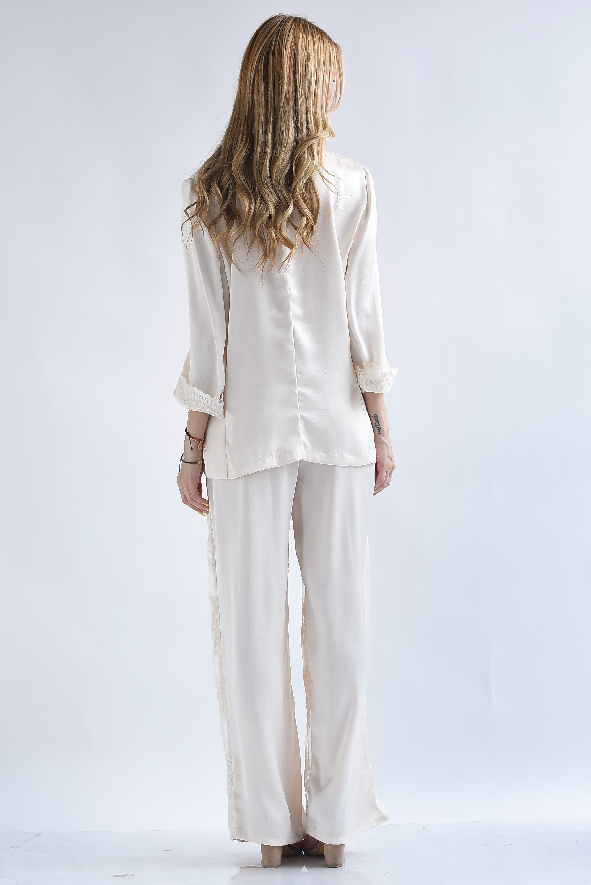 Set Pantalón y Blazer satín flores bordadas