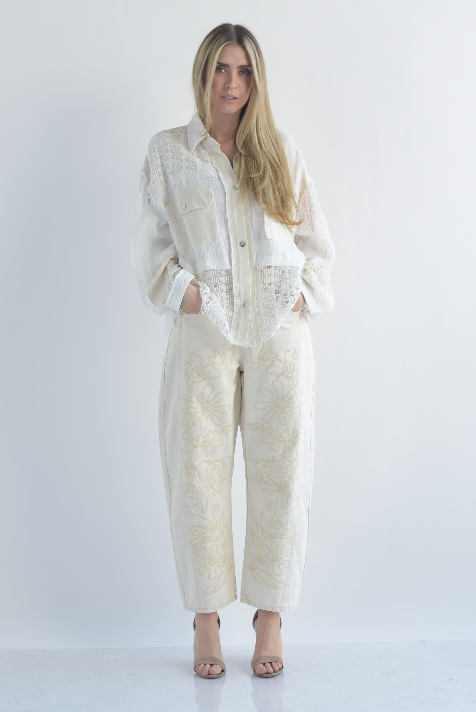 Jeans barrel capri bordado flores