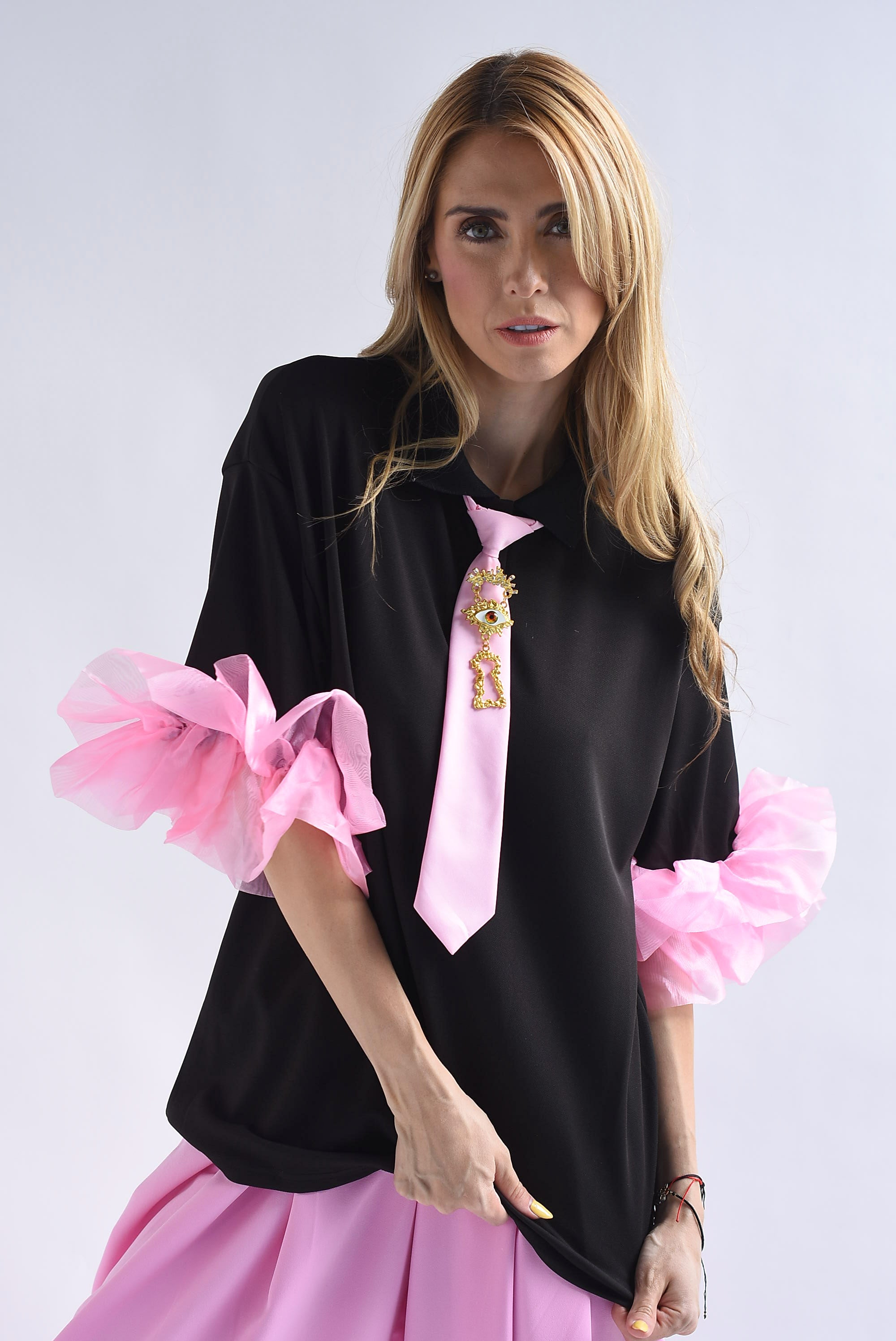 Blusa polo manga olanes con corbata broche