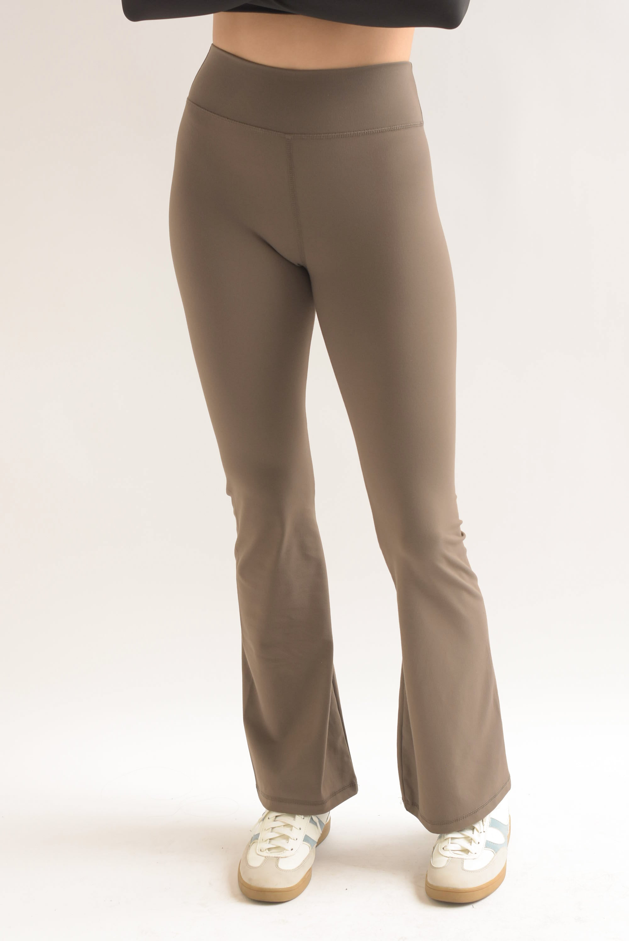 Pantalón flare deportivo Café