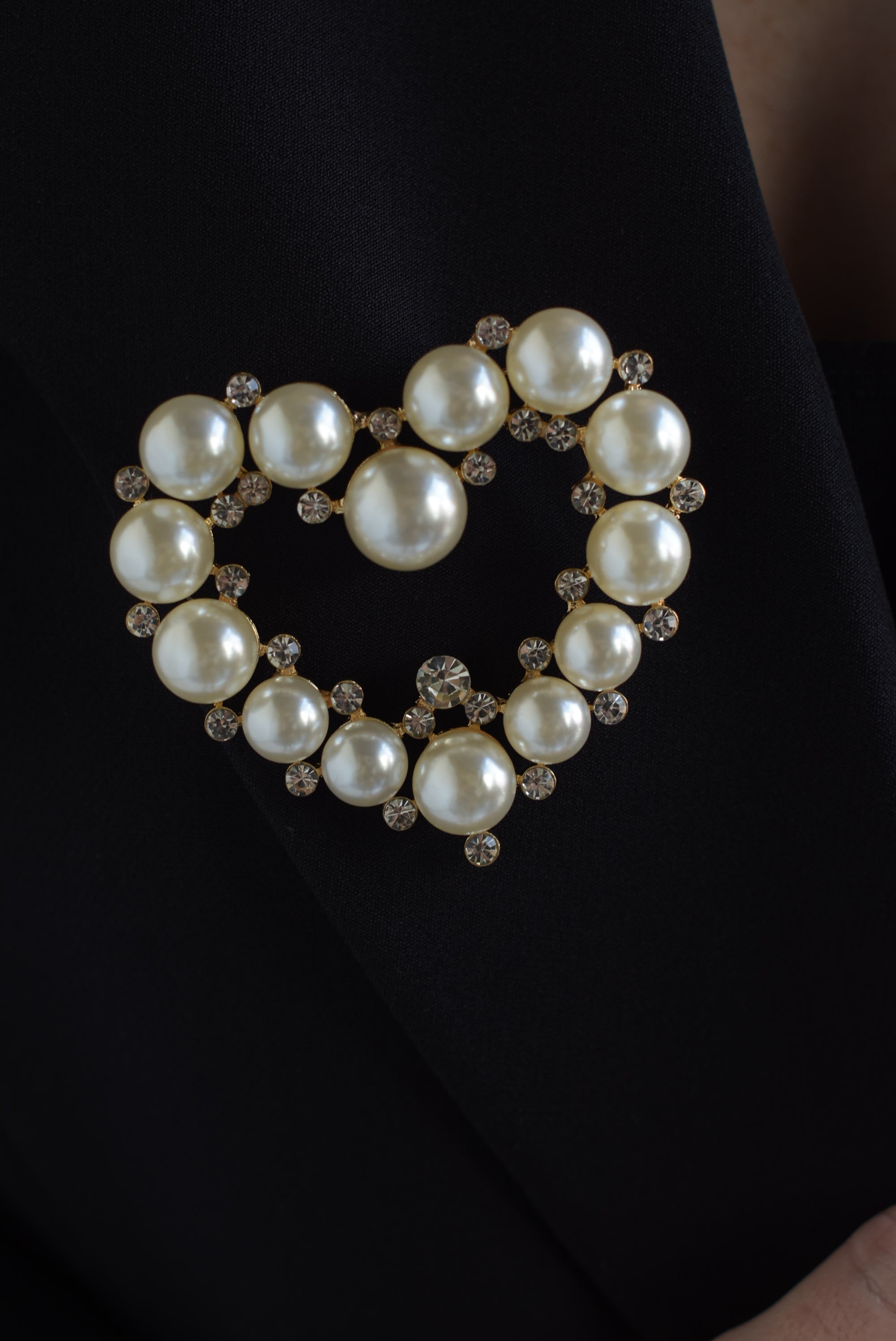 Broche corazón perlas y brillos