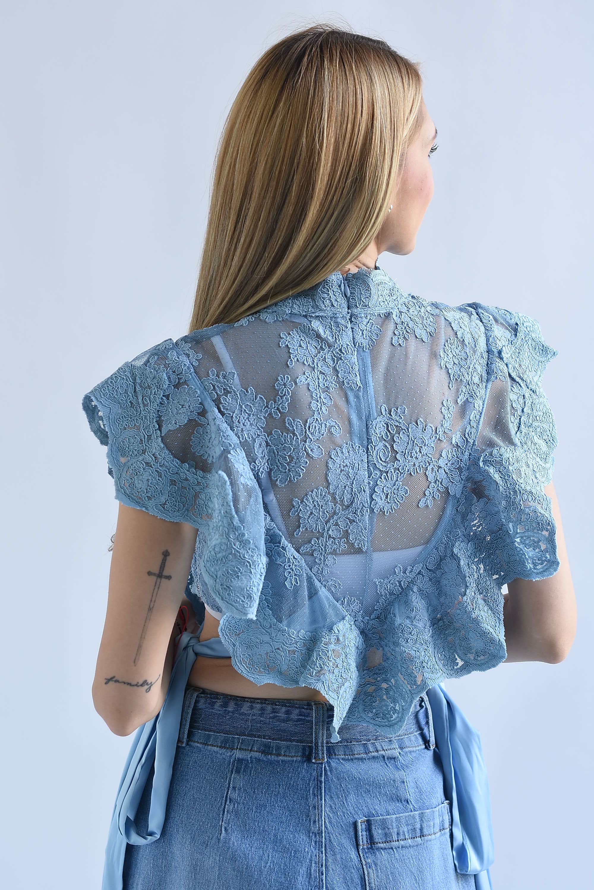 Blusa lazos encaje