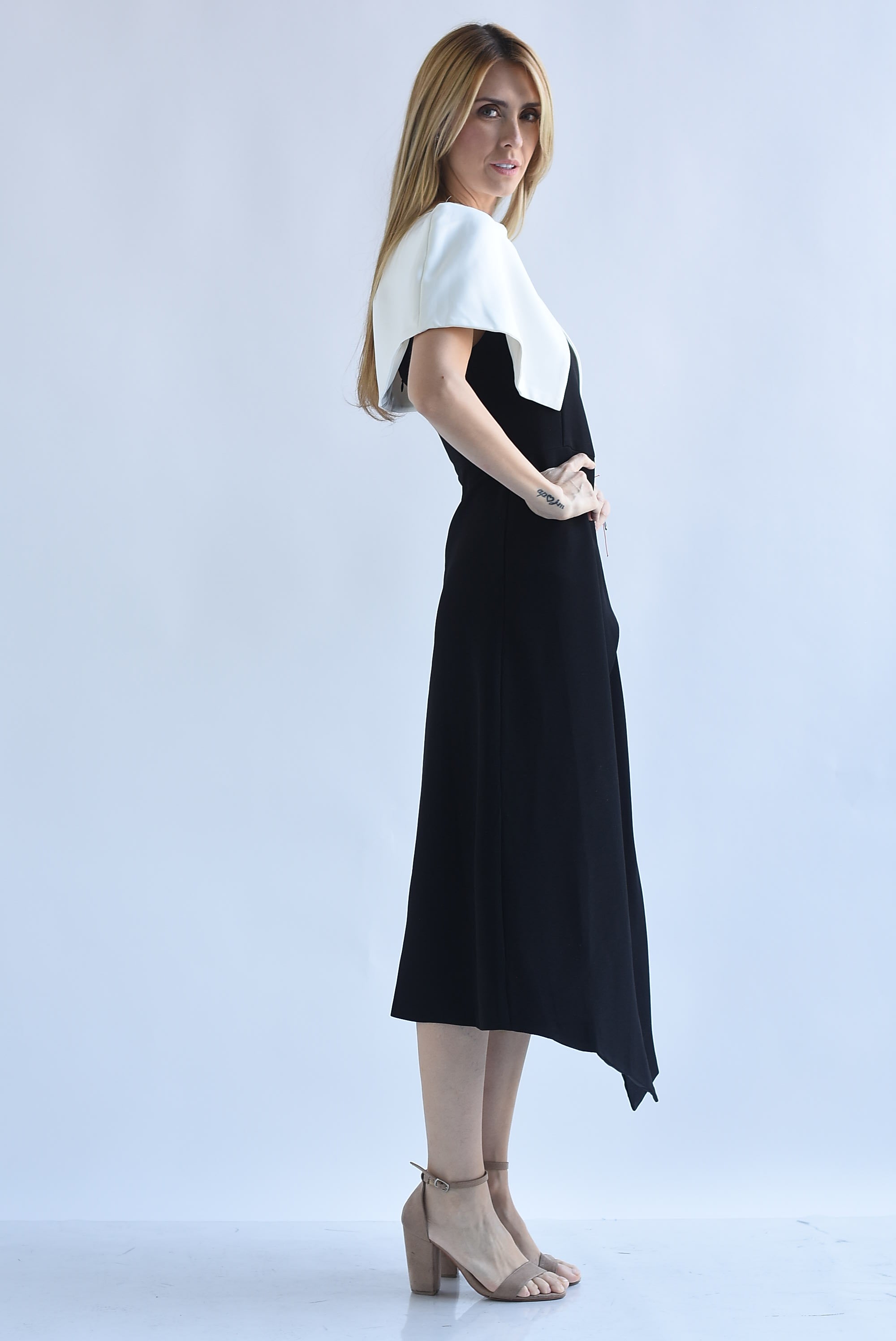 Set Vestido asimétrico y Capa blanca