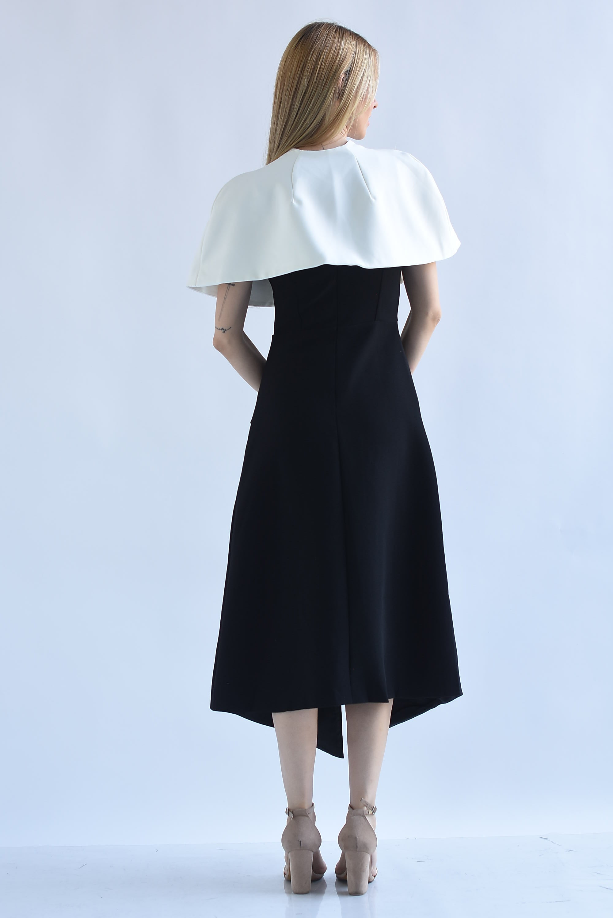 Set Vestido asimétrico y Capa blanca