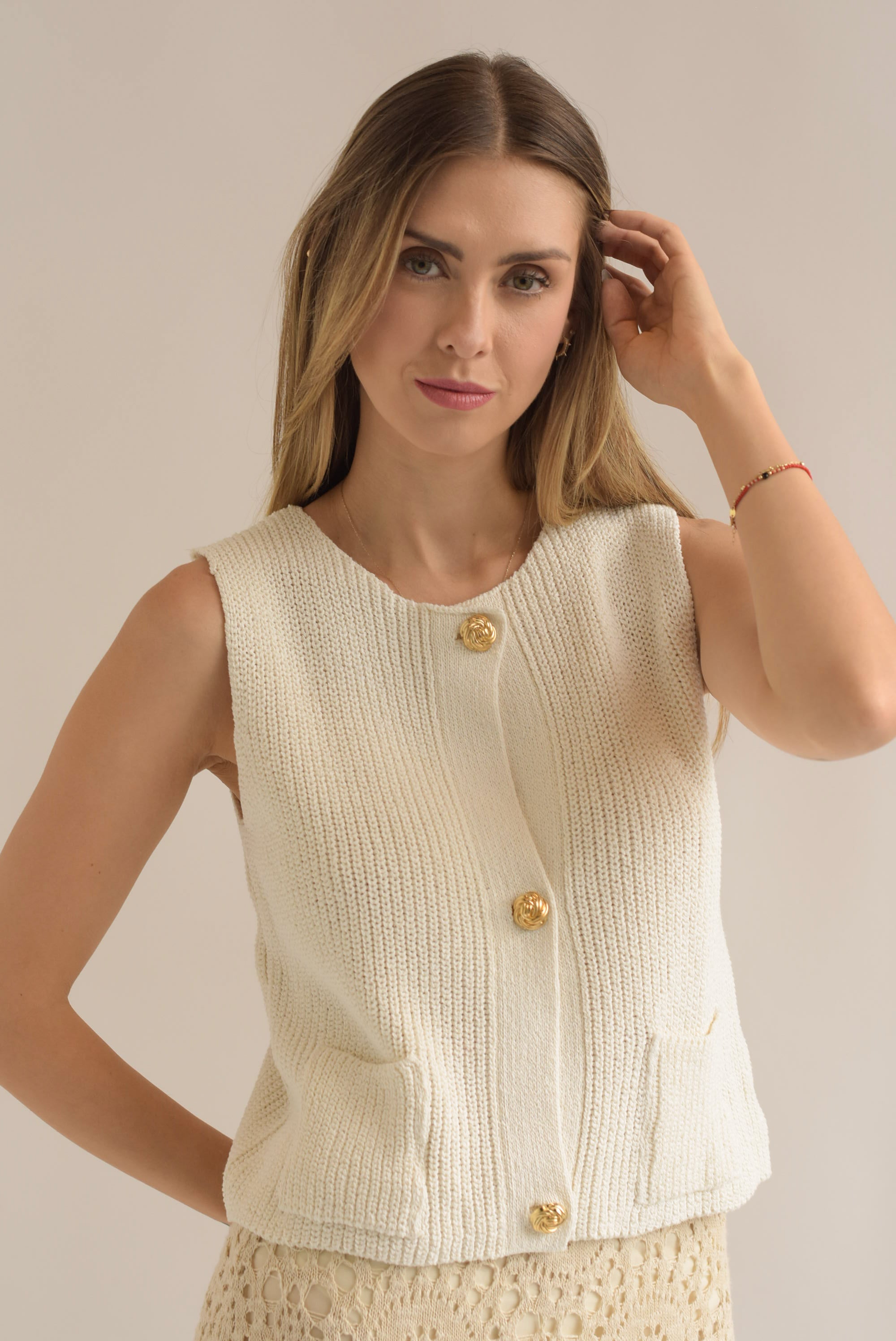 Chaleco crochet botones dorados Ivory