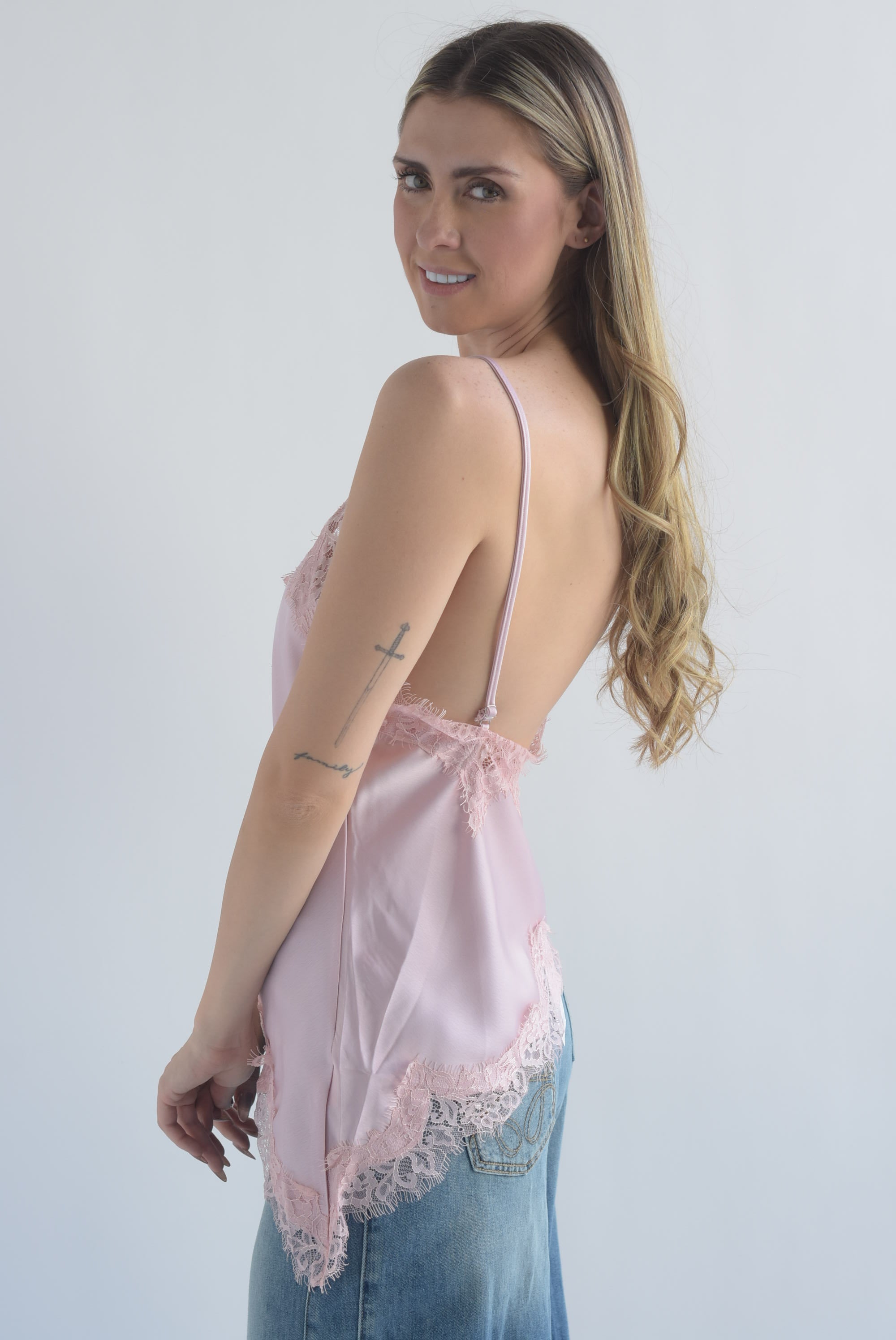 Top lencero asimétrico encaje cruzado