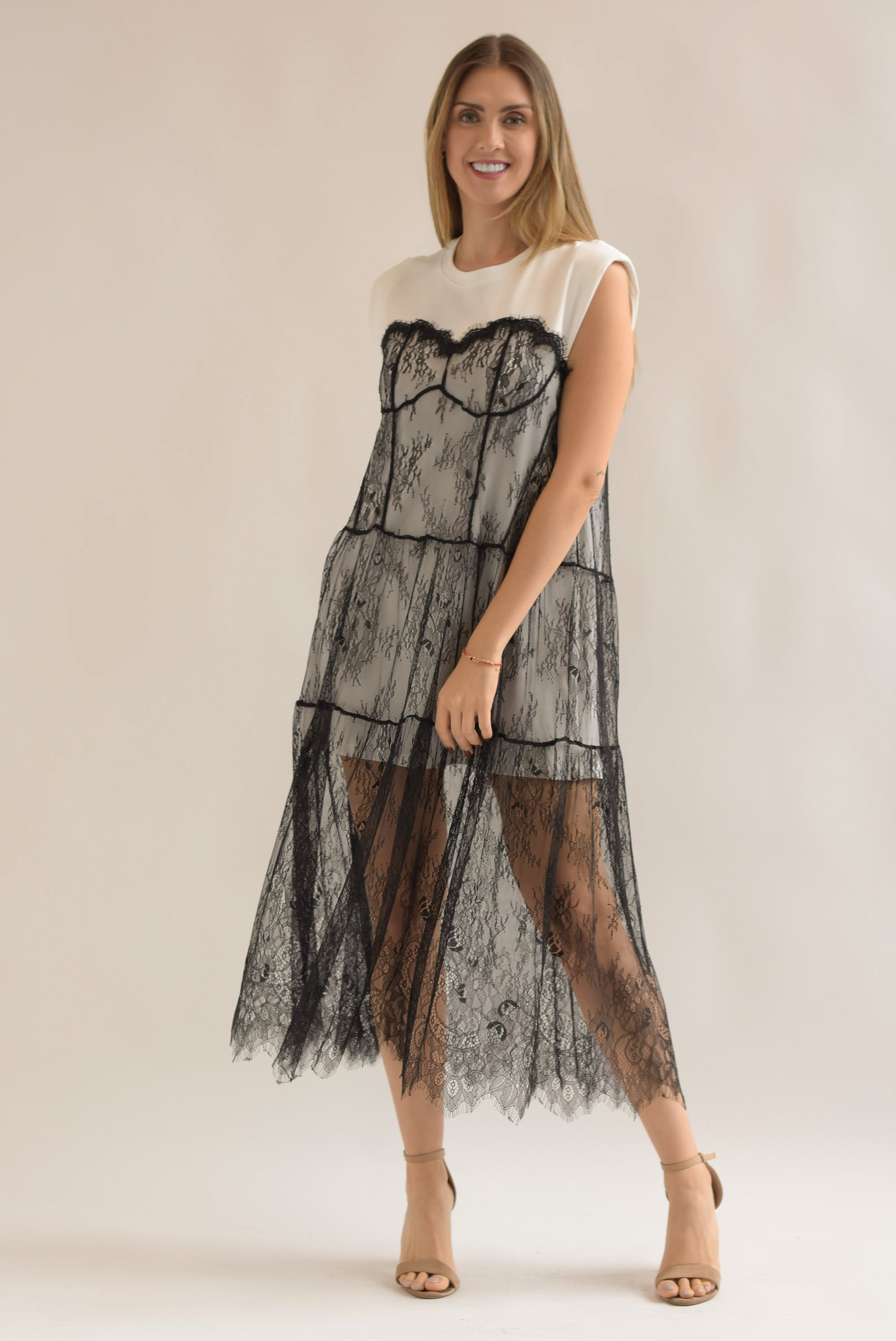 Vestido encaje en sobre posición con T-Shirt