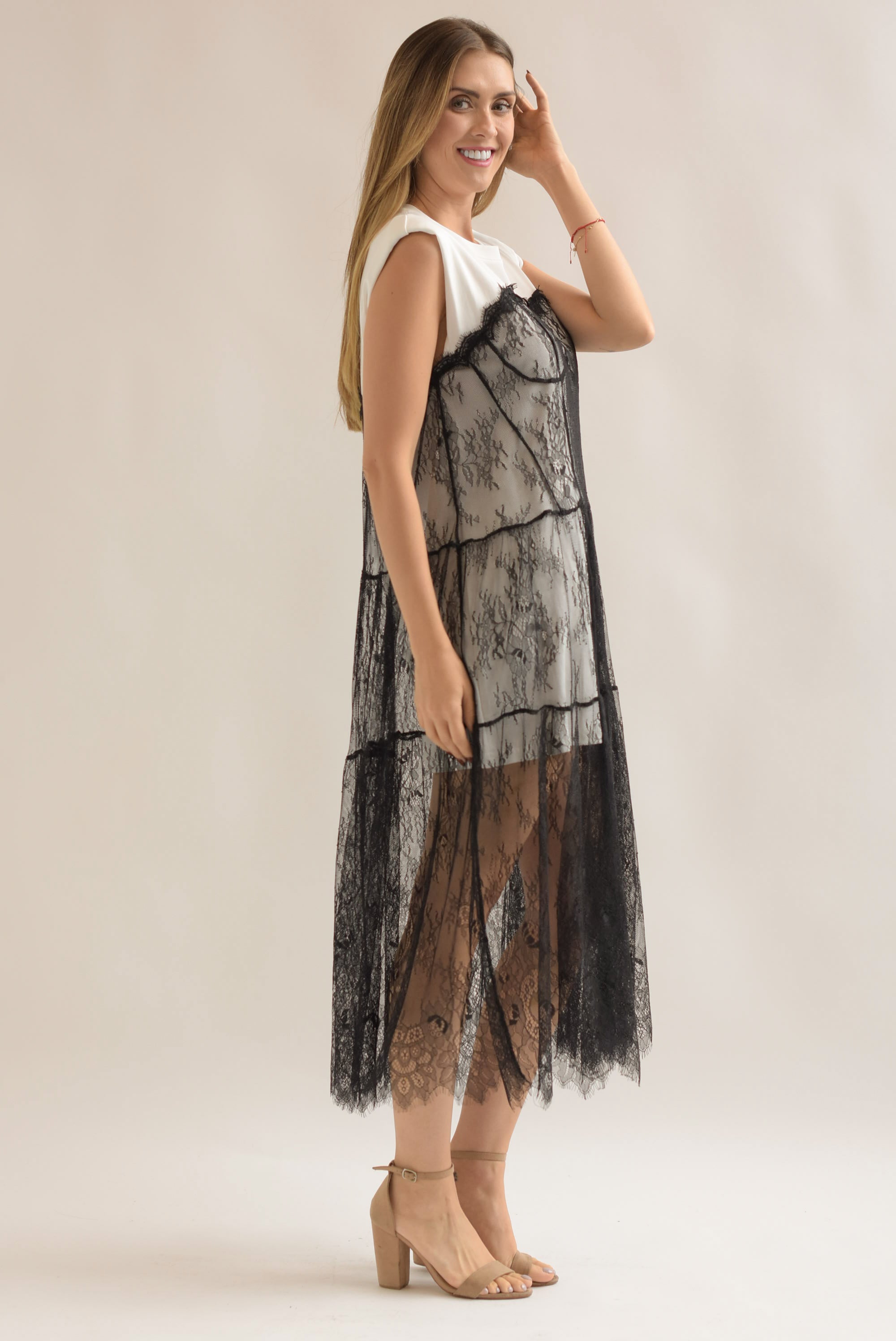 Vestido encaje en sobre posición con T-Shirt