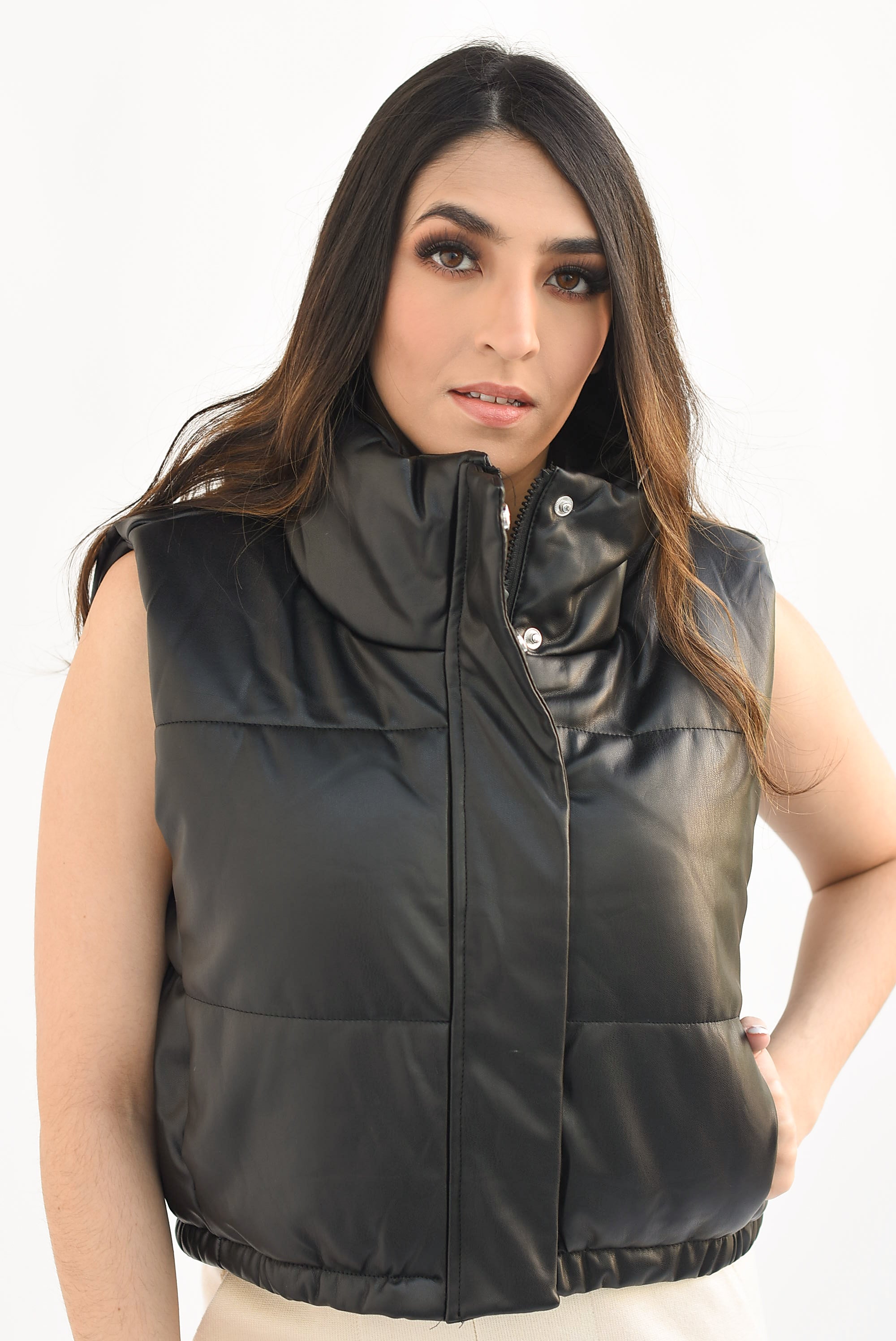 Chaleco puffer crop vinipiel Negro