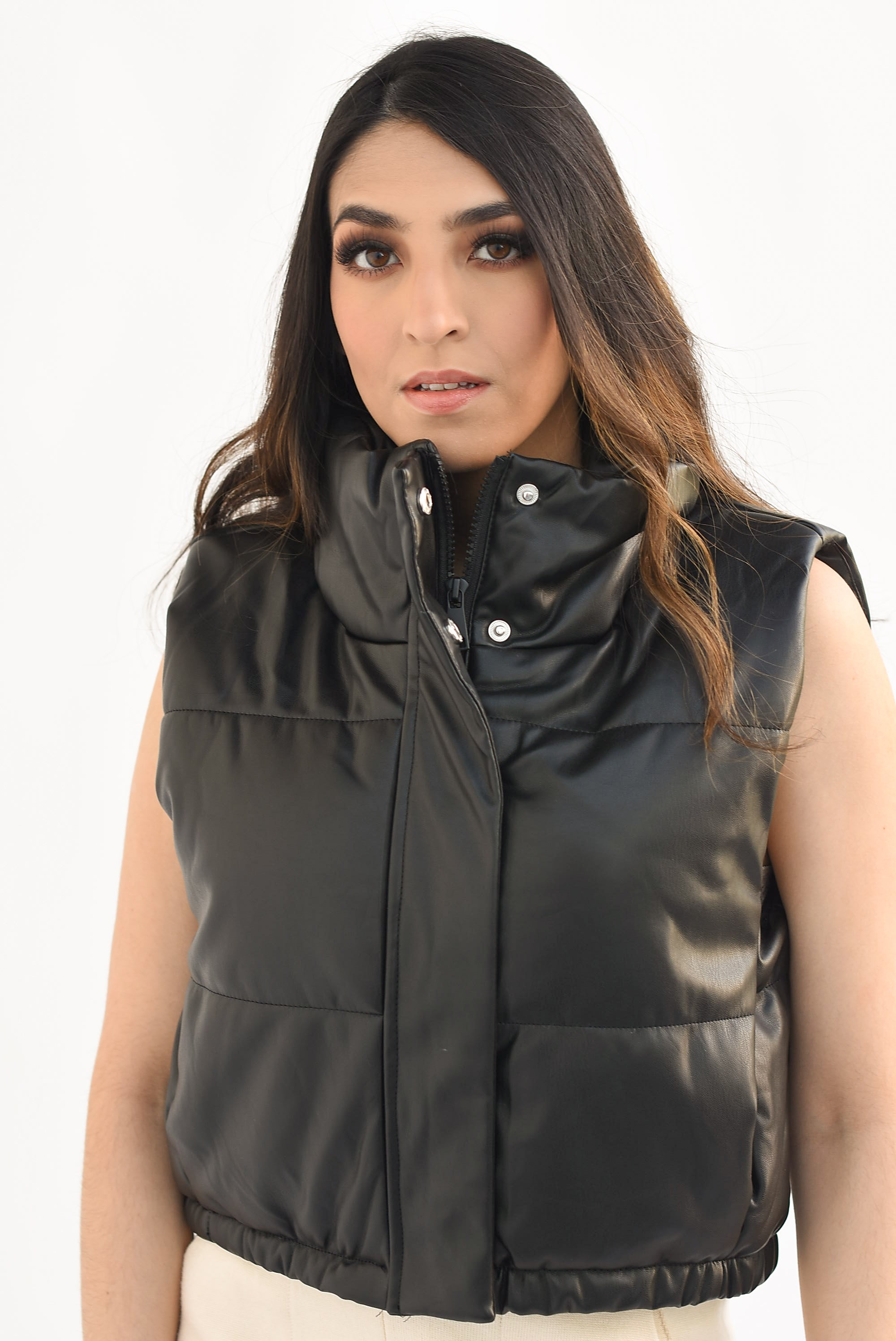 Chaleco puffer crop vinipiel Negro