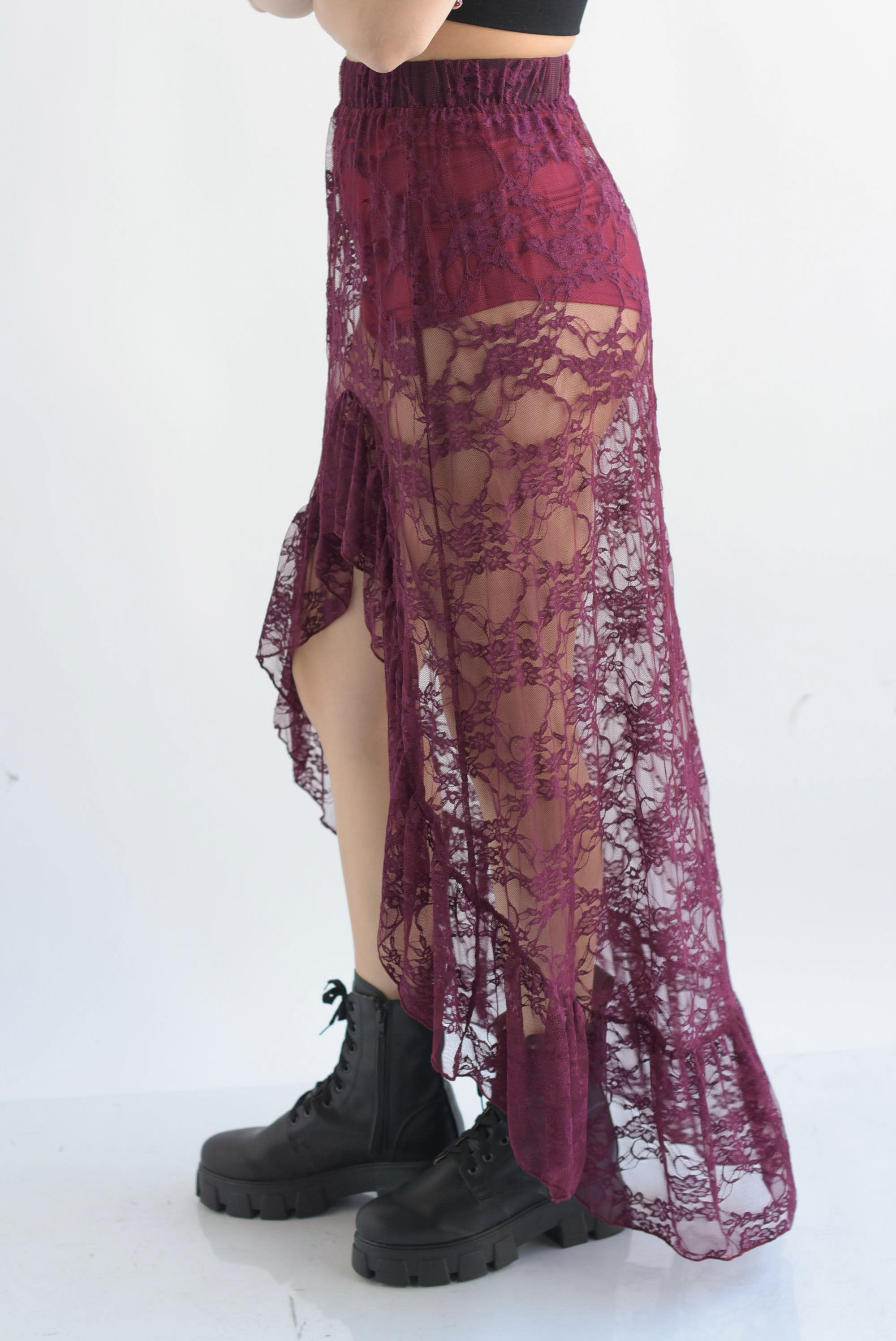 Falda encaje abertura asimétrica y short Vino