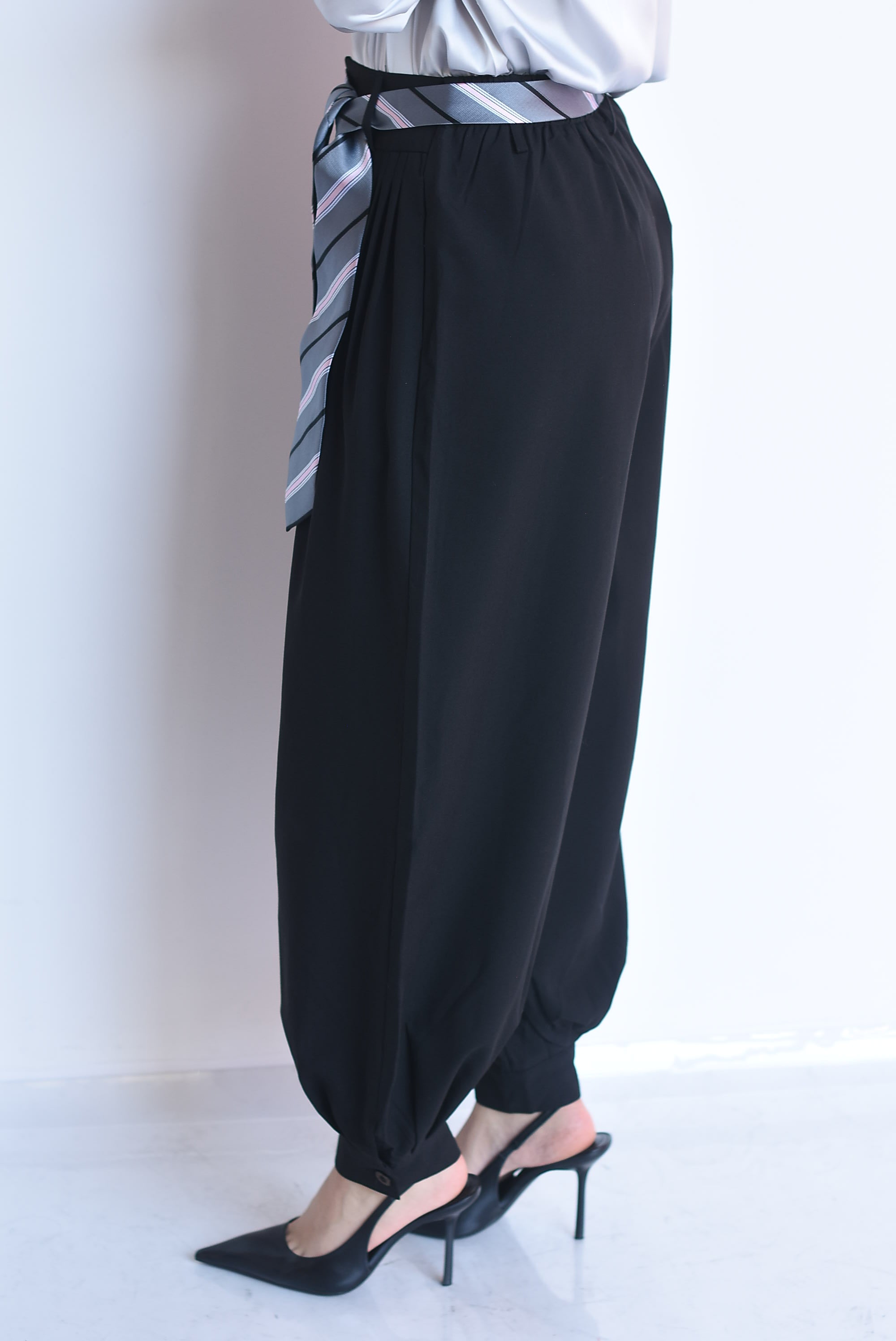 Pantalón globo plisado corbata
