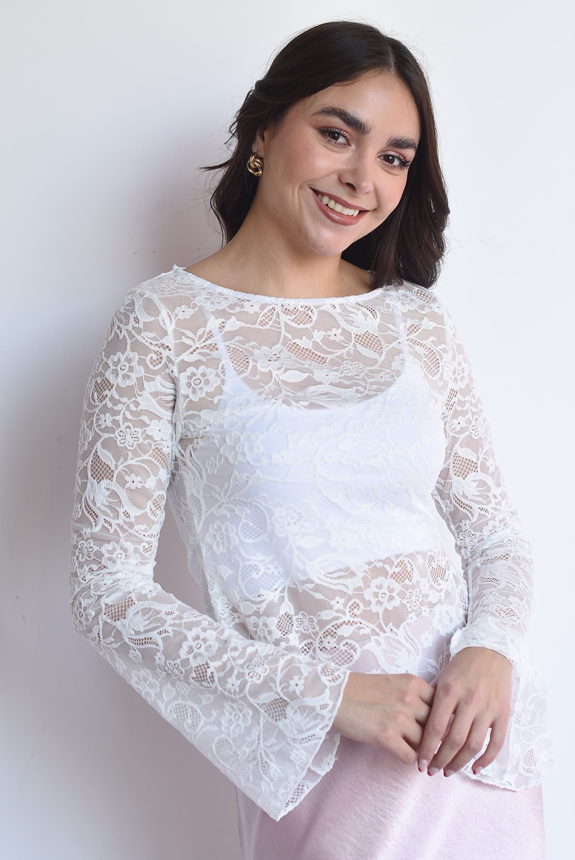 Blusa manga campana asimétrica encaje