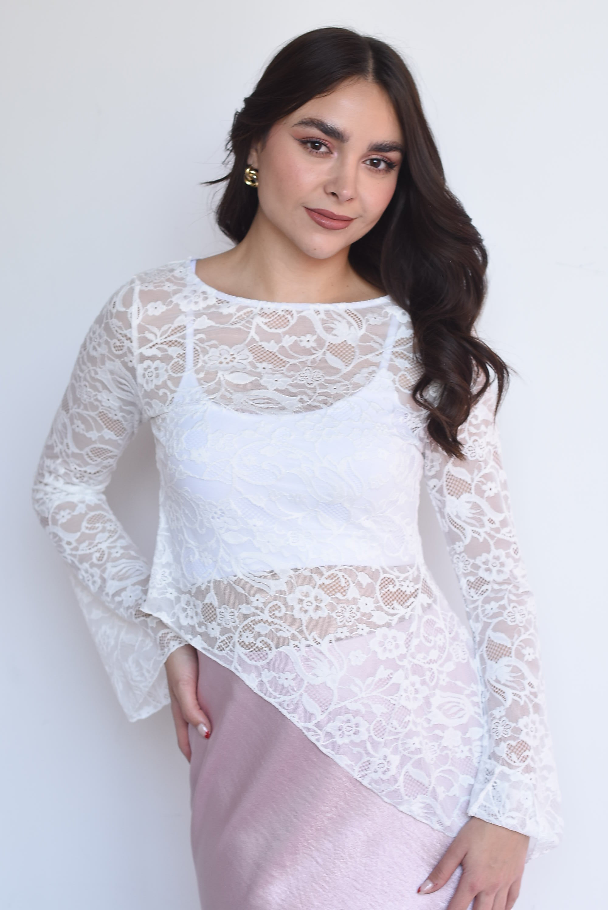 Blusa manga campana asimétrica encaje