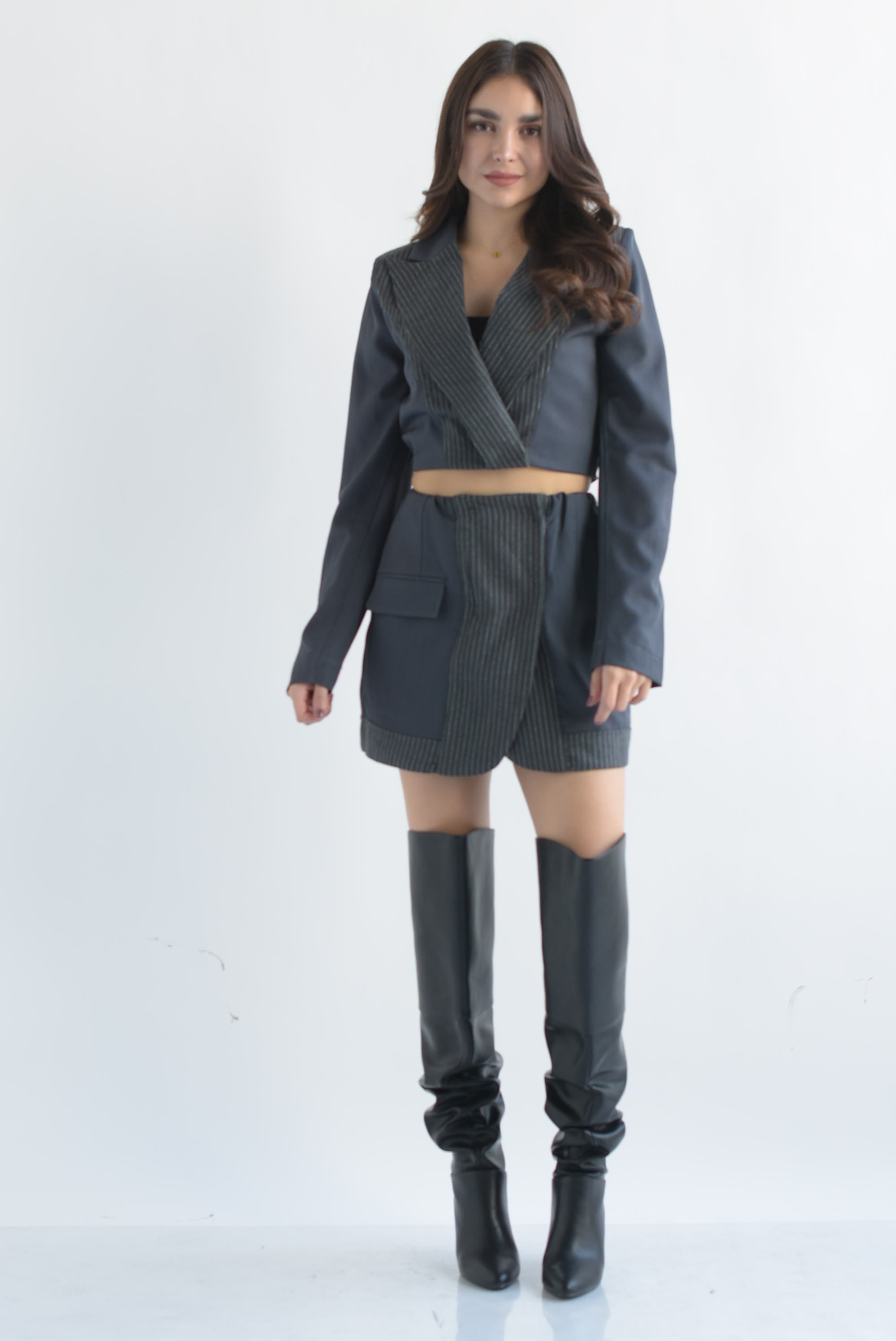 Set Falda envolvente y Blazer crop línea diplomática Gris