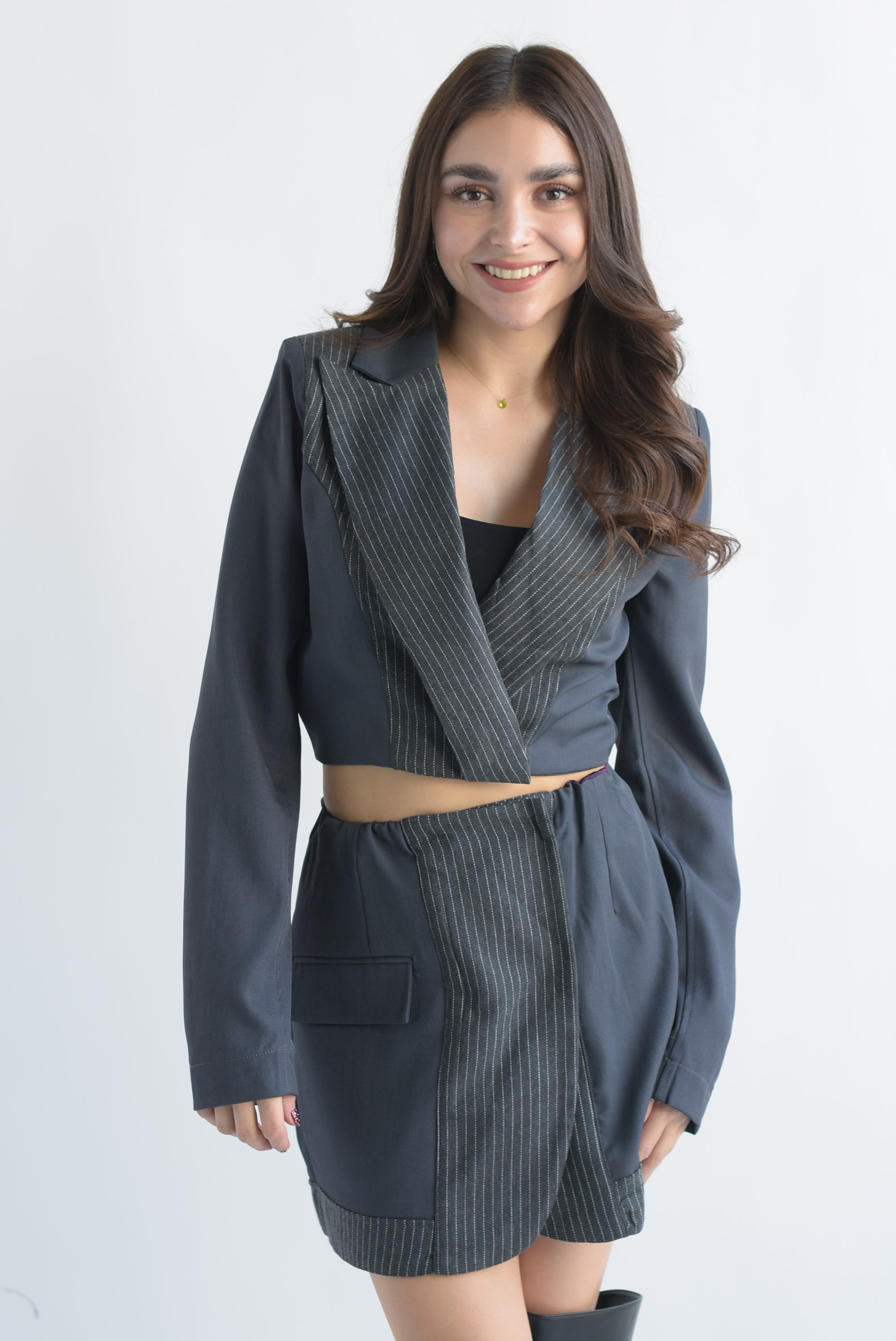 Set Falda envolvente y Blazer crop línea diplomática Gris