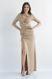 Fashion Styled Vestido largo licra cut-out aplicaciones brillos Beige