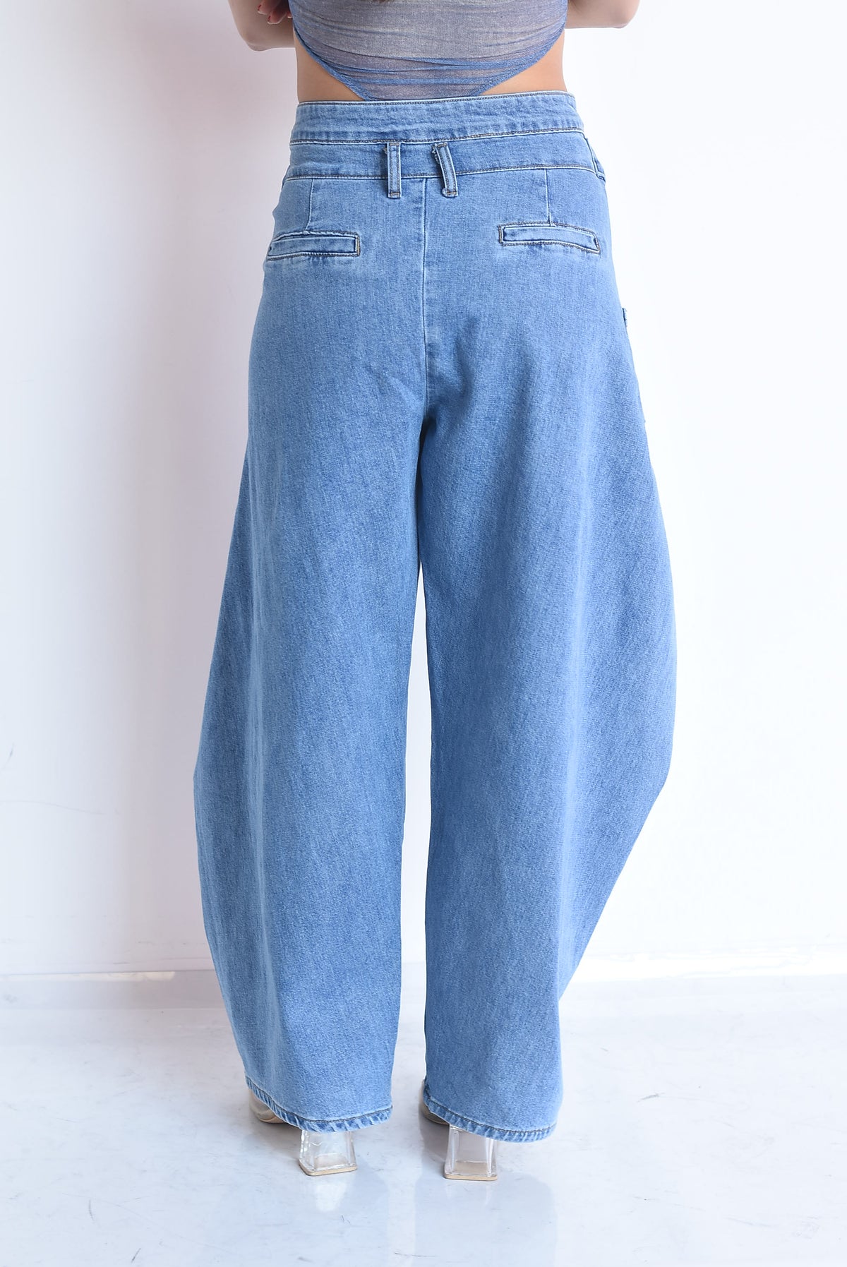 Jeans barrel envolvente