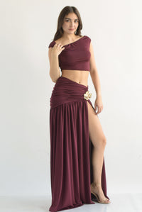 Fashion Styled Set Falda pretina drapeada y Top broches Vino