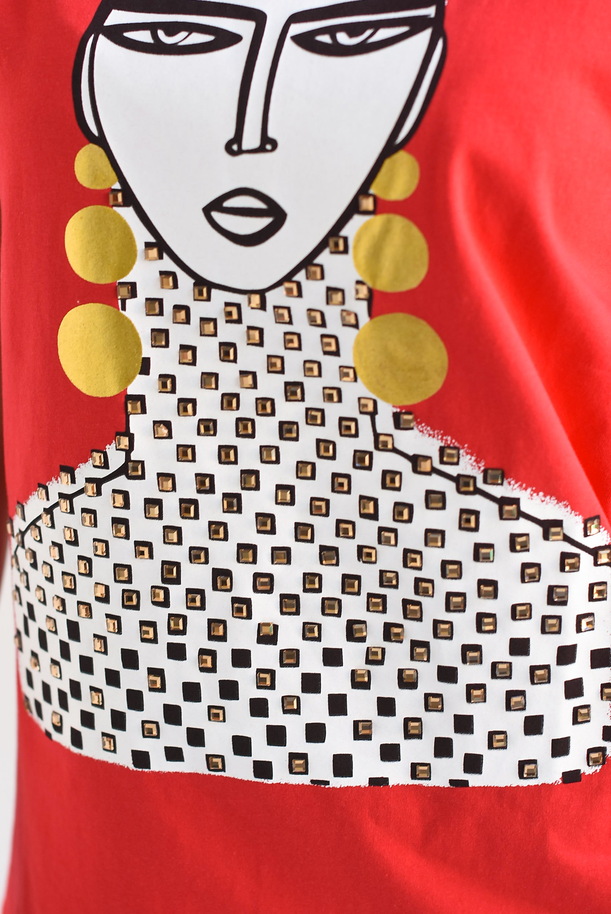 T-Shirt rostro aretes y collarín Rojo