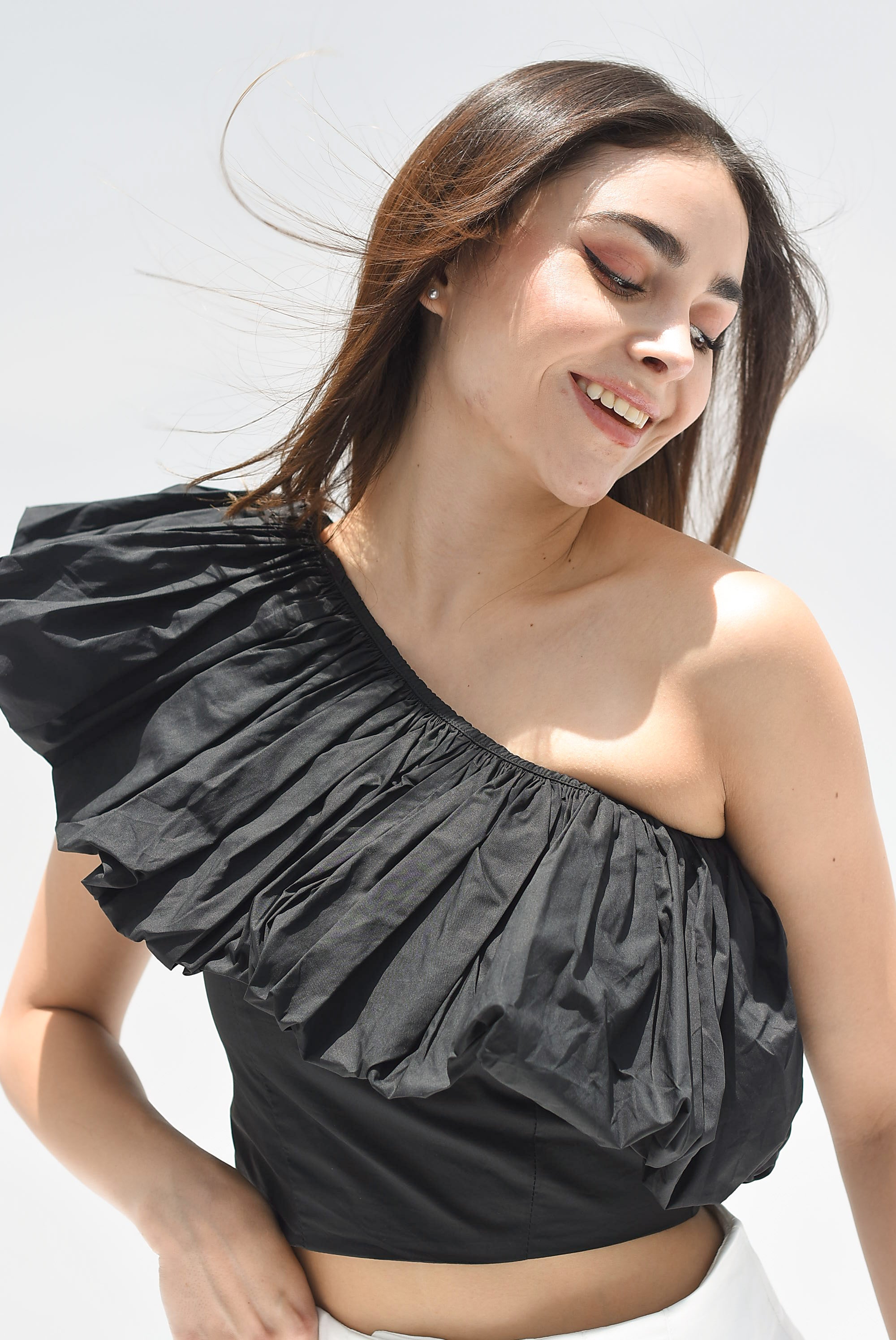 Top un hombro drapeado Negro