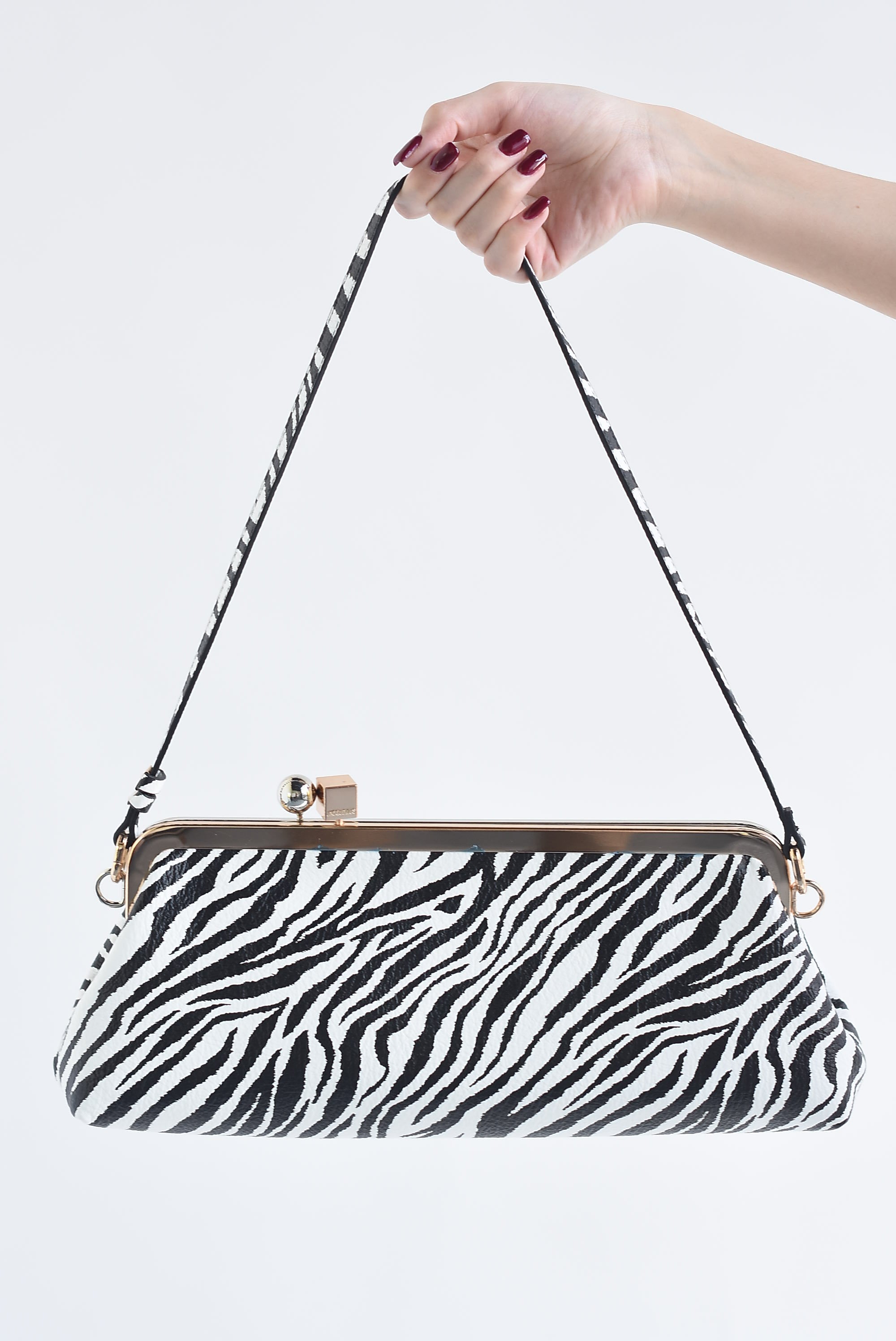 Bolso clutch broche dorado y plata