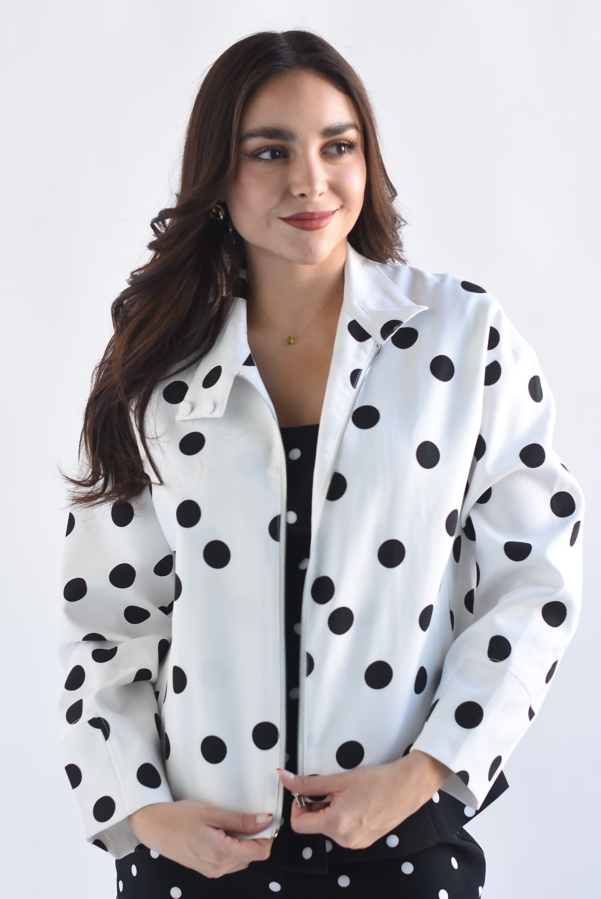 Chamarra cuello alto polka dots