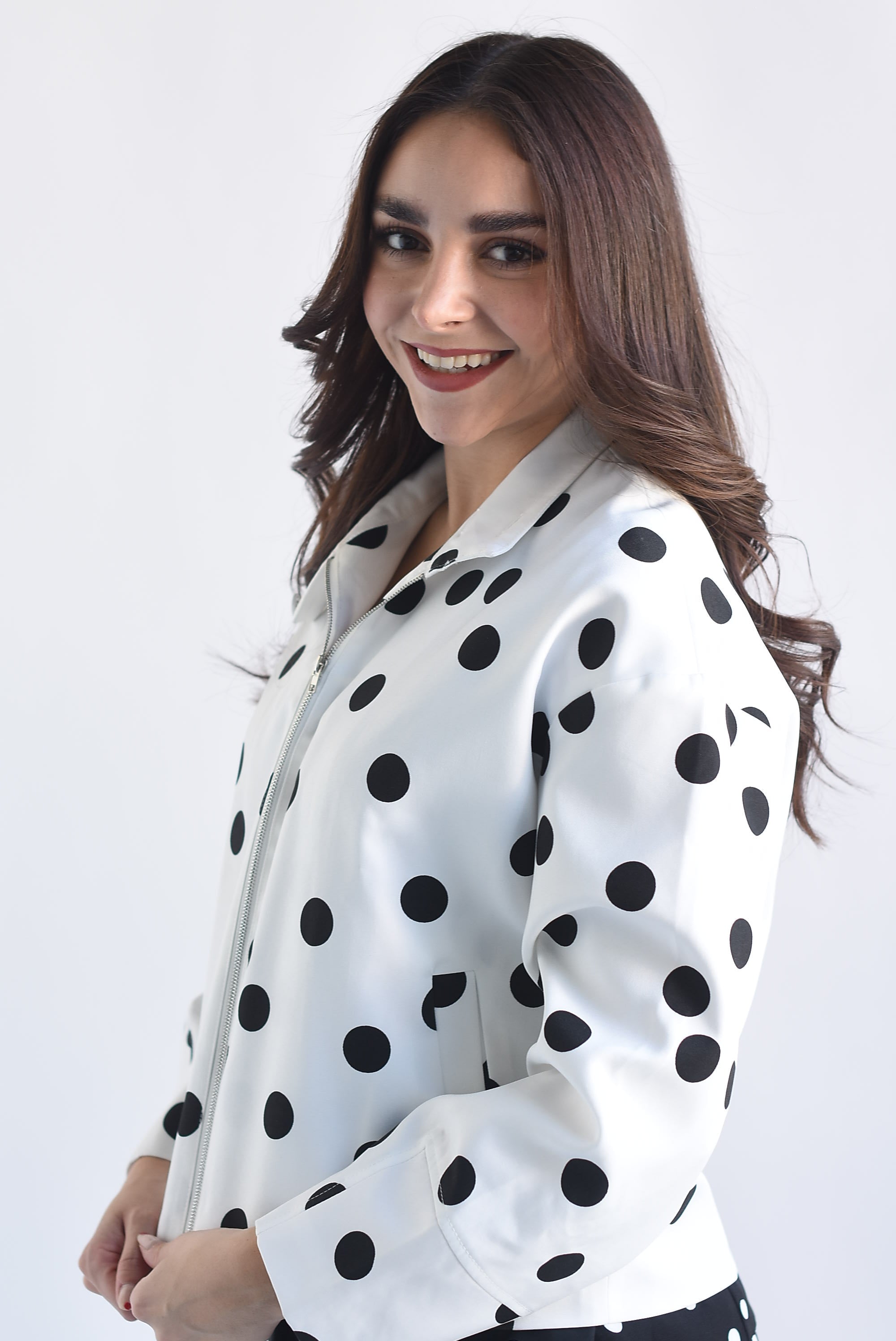 Chamarra cuello alto polka dots