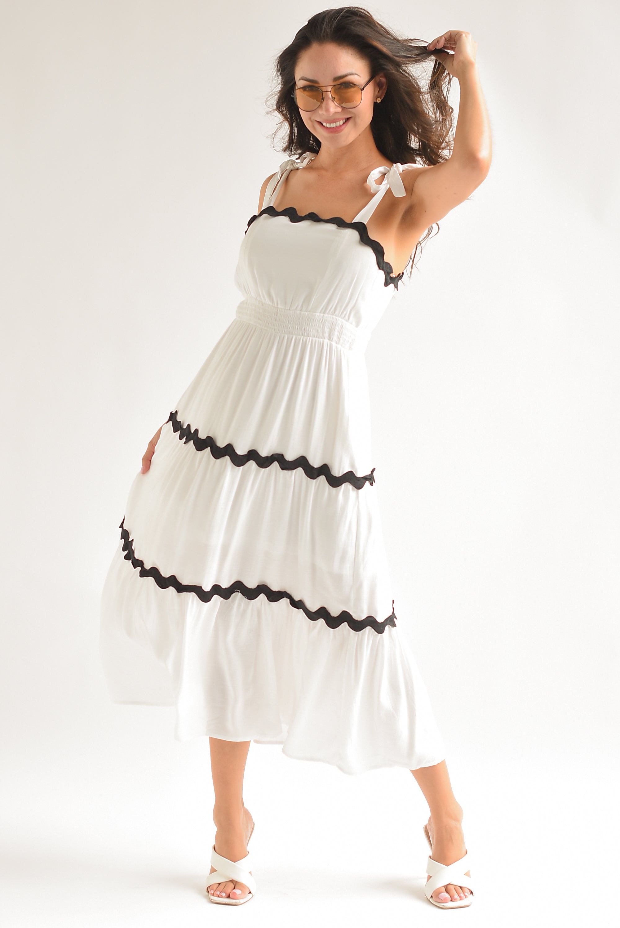 Vestido Blanco filos negros