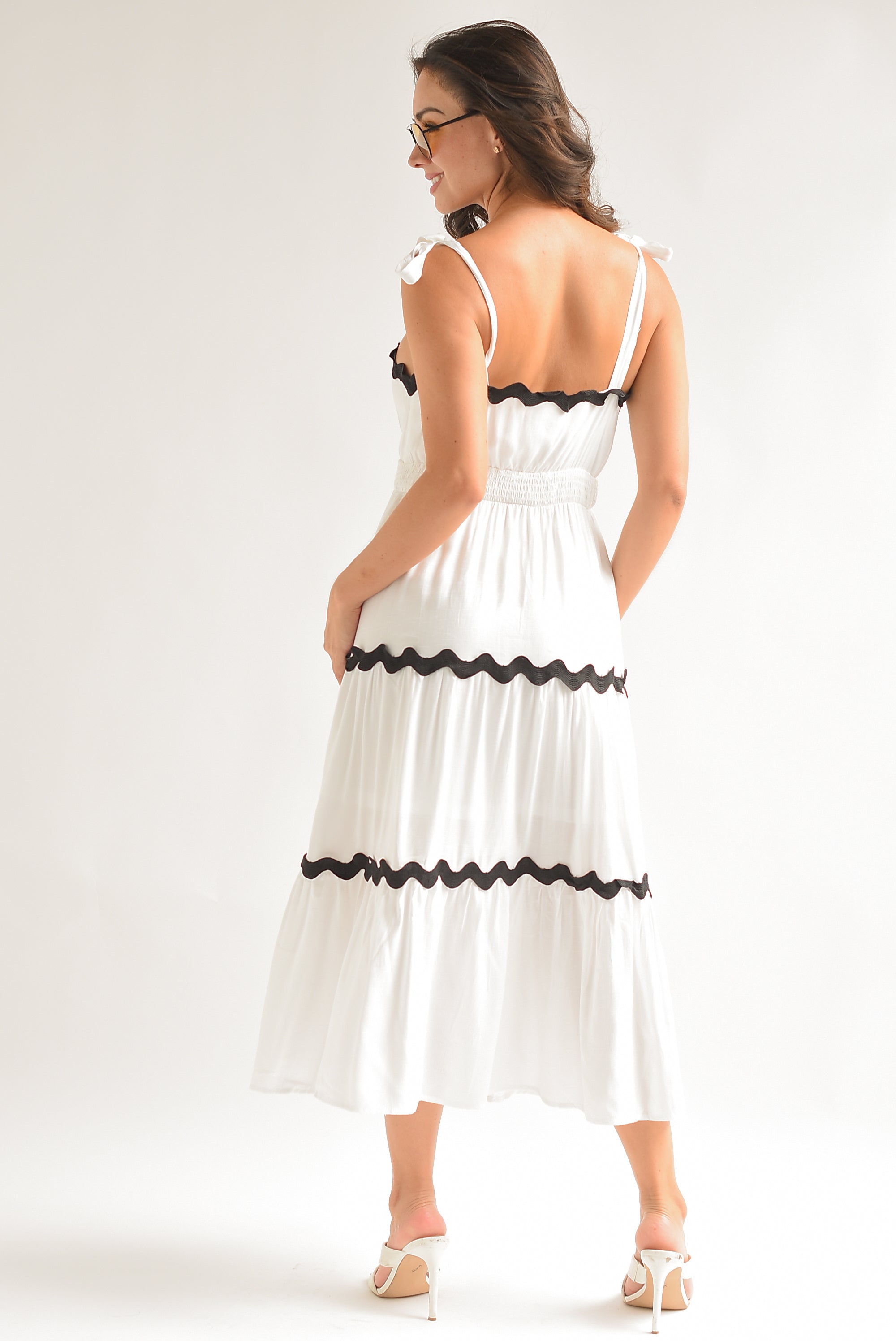 Vestido Blanco filos negros