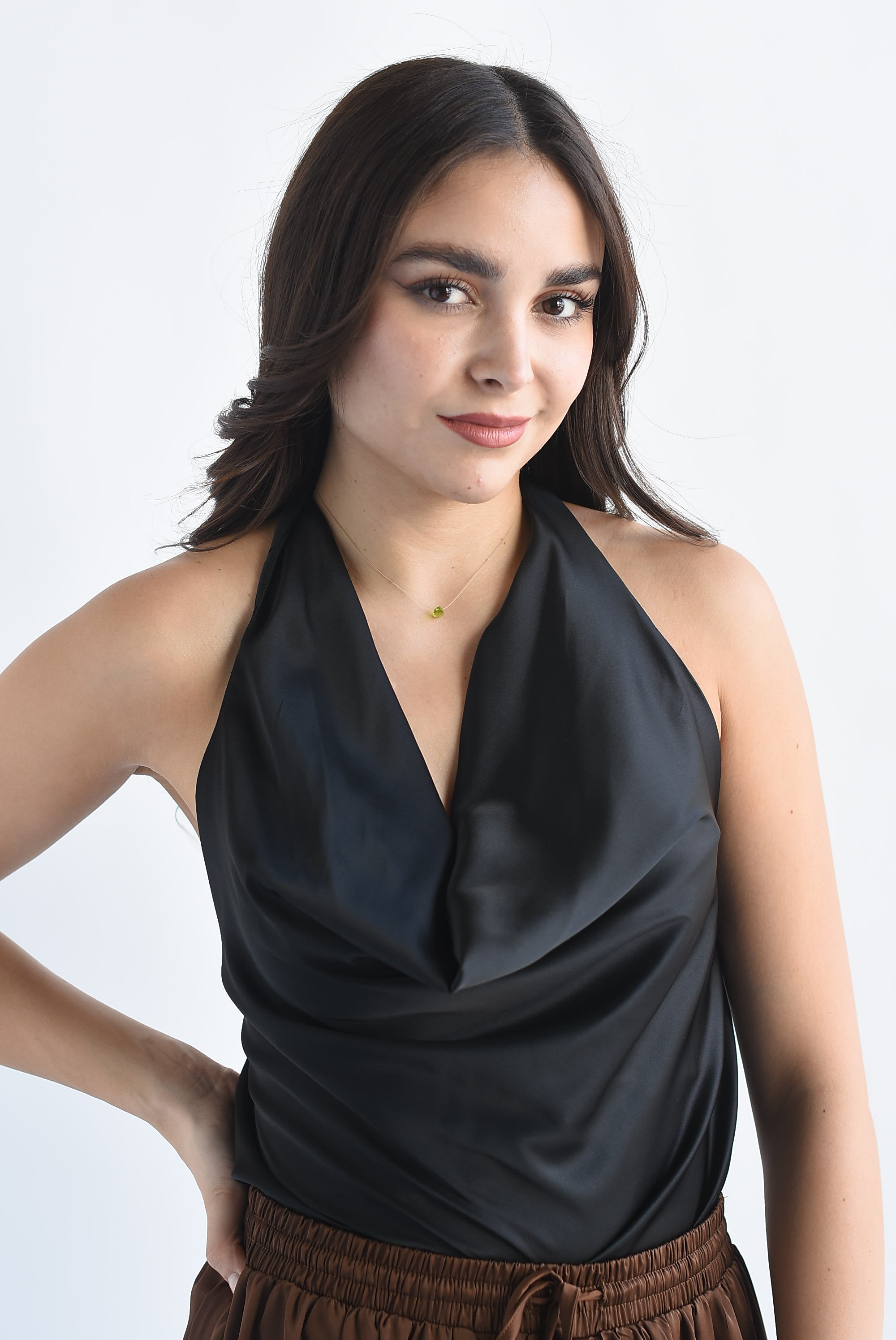 Blusa halter satín con encaje