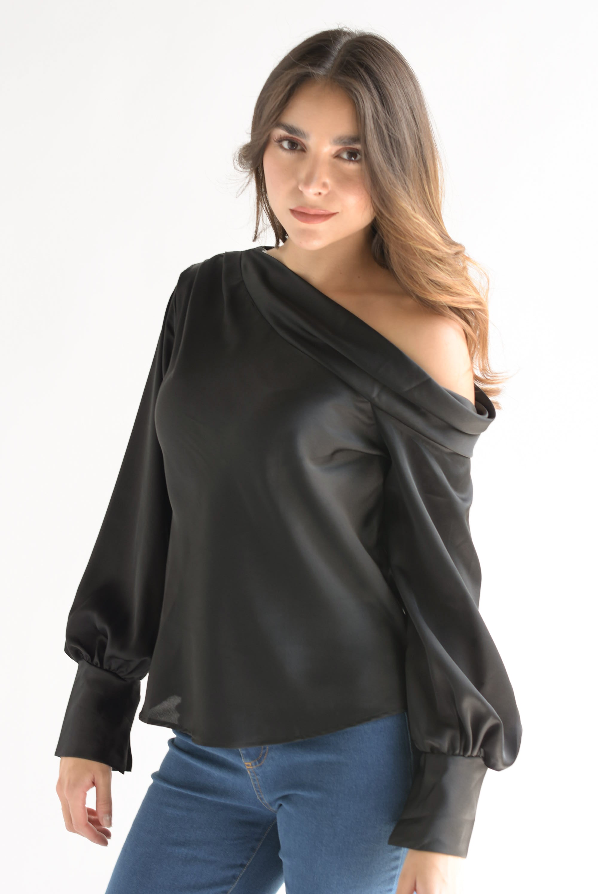 Blusa cuello drapeado satín Negro