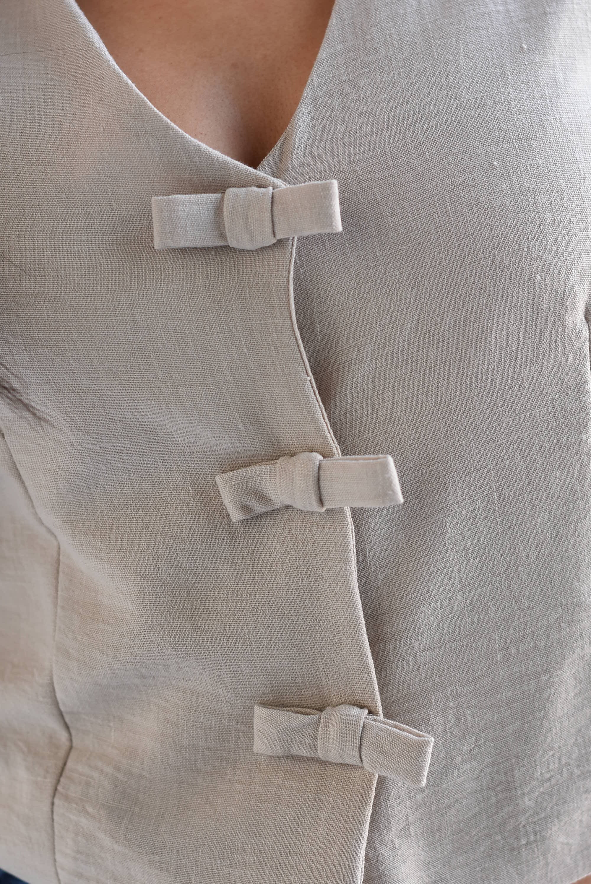 Chaleco broches lazos Beige