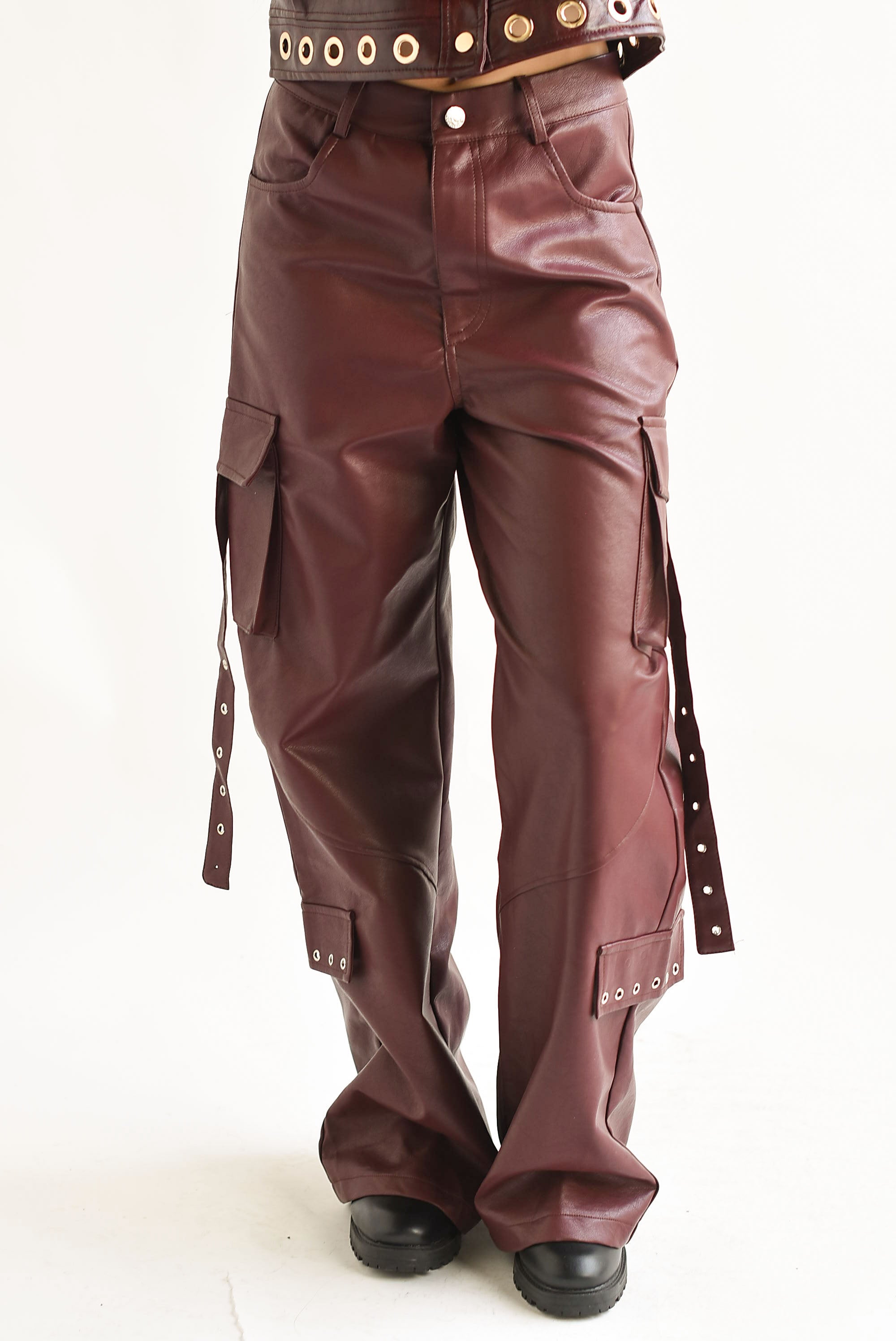 Pantalón cargo vinipiel argollas Vino