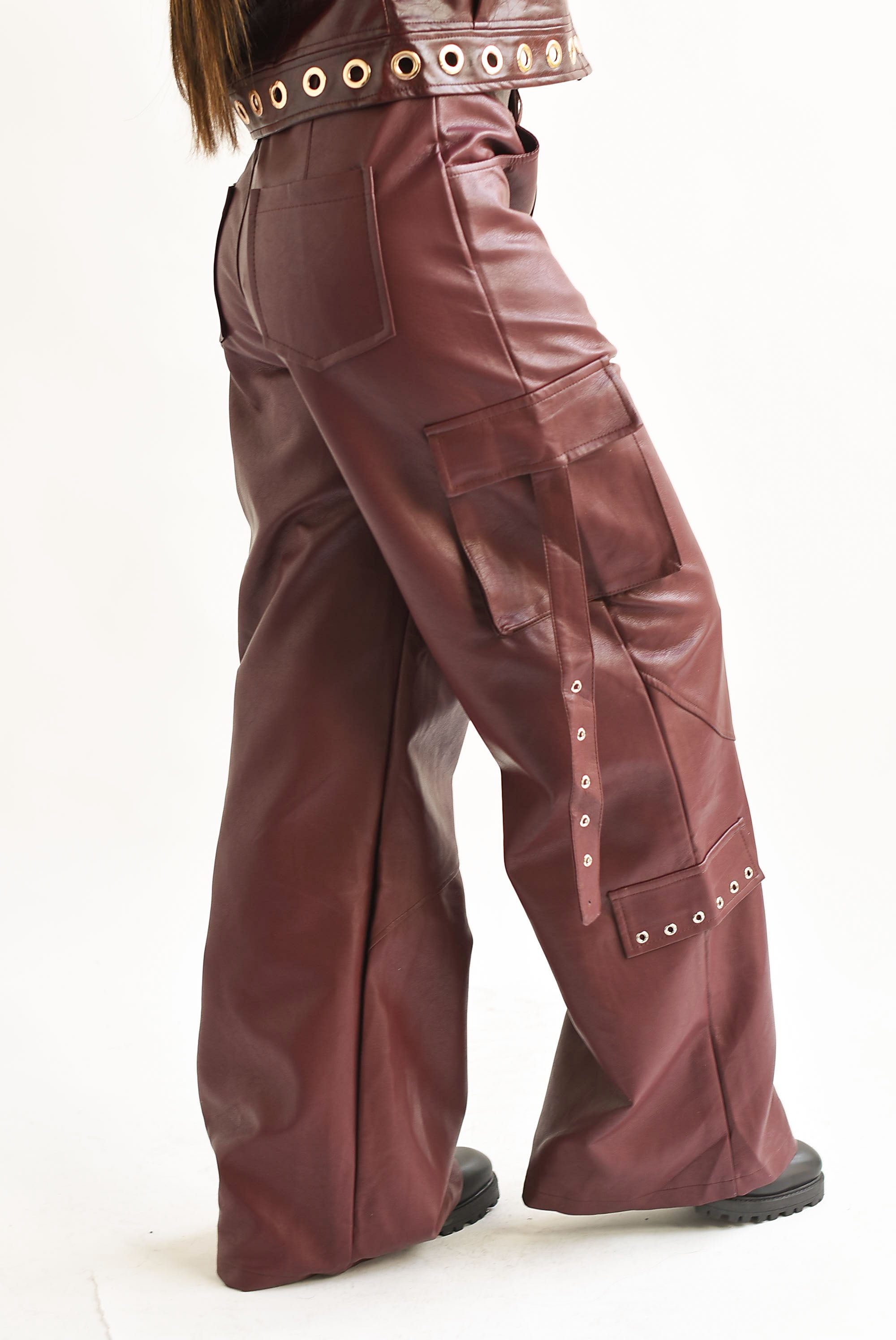 Pantalón cargo vinipiel argollas Vino